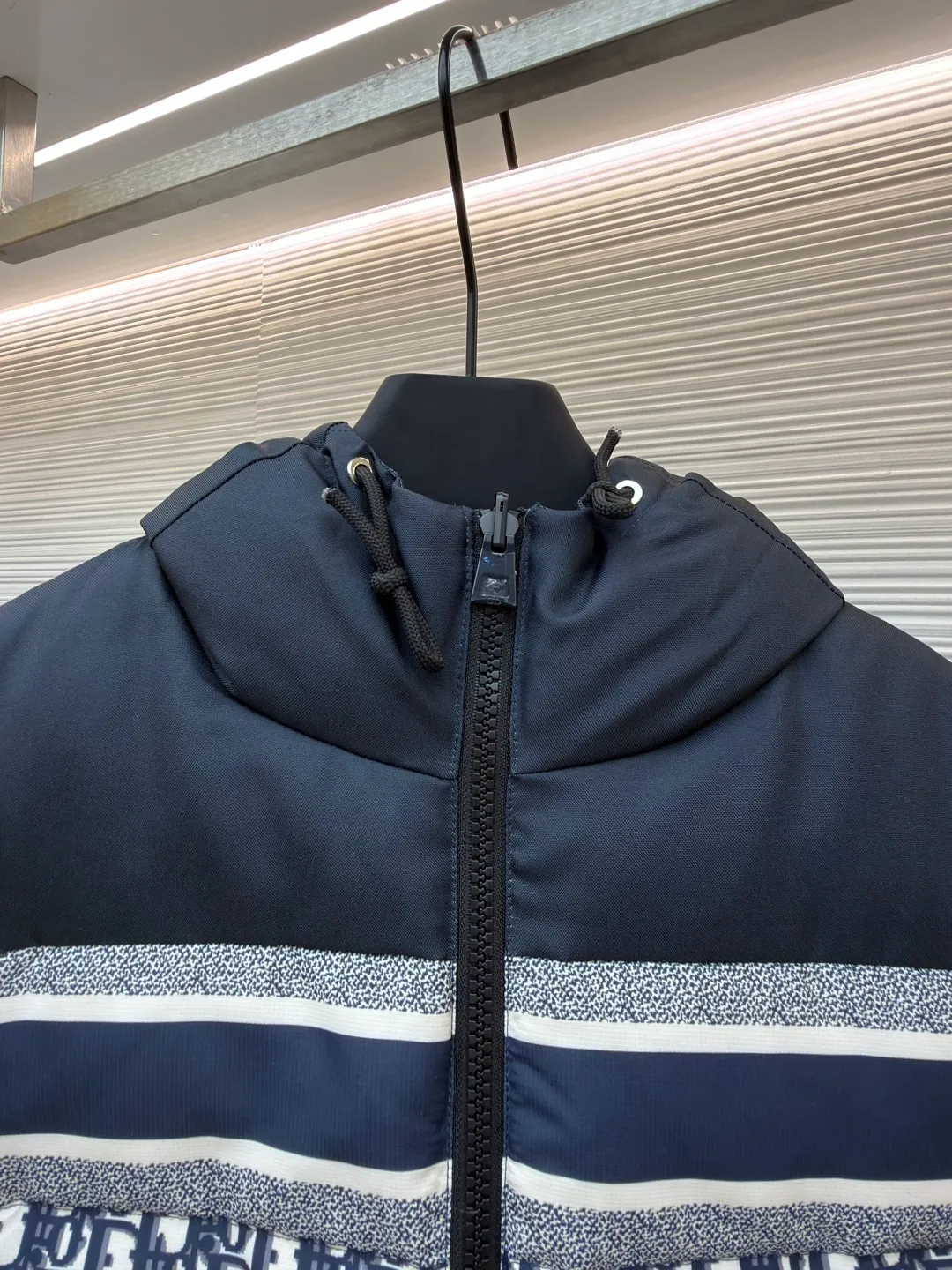 Dior full-print jacquard double-sided down jacket ●Original version: 42999 purchase and development ●Item number: 1681214-D60 ●Fabric: down fabric ●Technology: mechanical down filling ●Color: dark blue ●Version: fitted version ●Weight: about 1470 grams ●Size: S-M-L-XL-XXL ●Description: We uniformly choose to use mcgs machine filling, based on the amount of down filling for each cut piece, the fluffiness of the down stirring, the down liner's 900 density double-layer gallbladder comes with an anti-leakage coating, which maintains the shape of the down and ensures that the down does not move after dry cleaning. , the interior is lined with 900 density and comes with an anti-running velvet coating. The cuffs and collar are made of original Velcro, which is durable. The accessories and hardware are all custom-made from the original factory. Details determine the quality. Customized double-sided printed fabrics. It took 60 days to perfectly restore the overall presbyopia logo. zp, super soft feel, exquisite pattern design and positioning, soft and anti-static fabric! The overall wiring is straight and delicate, the fabric is comfortable and soft, and the color is consistent without color difference. It can be matched with the same style to create a fashionable look and control various occasions. Customized accessories, complete with three standards, same style for men and women!