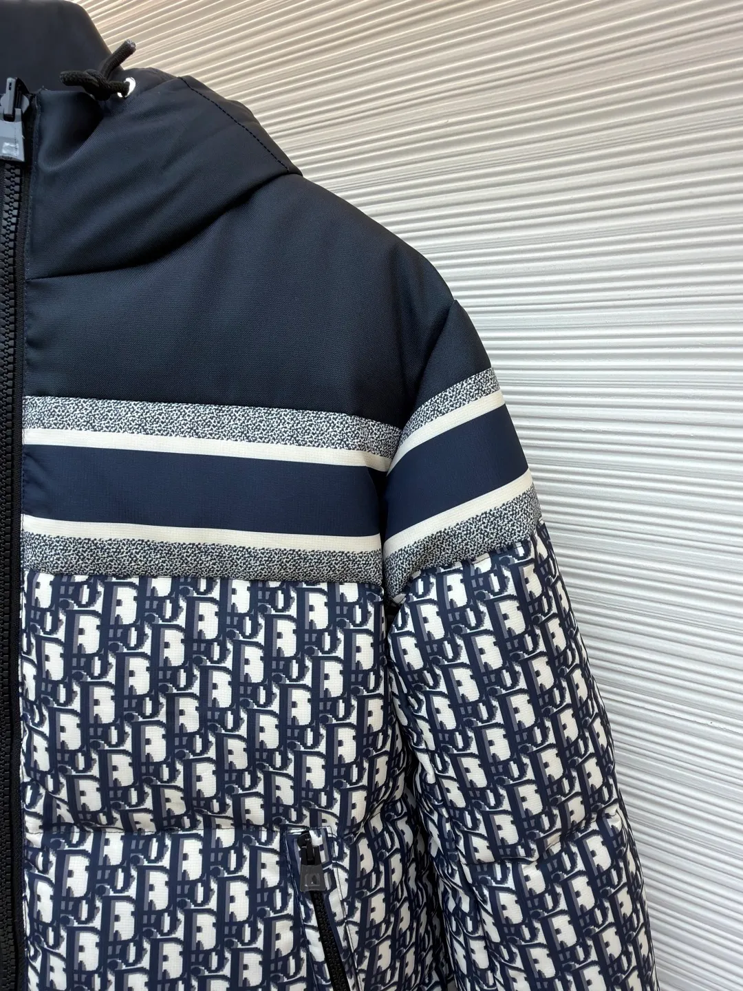Dior full-print jacquard double-sided down jacket ●Original version: 42999 purchase and development ●Item number: 1681214-D60 ●Fabric: down fabric ●Technology: mechanical down filling ●Color: dark blue ●Version: fitted version ●Weight: about 1470 grams ●Size: S-M-L-XL-XXL ●Description: We uniformly choose to use mcgs machine filling, based on the amount of down filling for each cut piece, the fluffiness of the down stirring, the down liner's 900 density double-layer gallbladder comes with an anti-leakage coating, which maintains the shape of the down and ensures that the down does not move after dry cleaning. , the interior is lined with 900 density and comes with an anti-running velvet coating. The cuffs and collar are made of original Velcro, which is durable. The accessories and hardware are all custom-made from the original factory. Details determine the quality. Customized double-sided printed fabrics. It took 60 days to perfectly restore the overall presbyopia logo. zp, super soft feel, exquisite pattern design and positioning, soft and anti-static fabric! The overall wiring is straight and delicate, the fabric is comfortable and soft, and the color is consistent without color difference. It can be matched with the same style to create a fashionable look and control various occasions. Customized accessories, complete with three standards, same style for men and women!