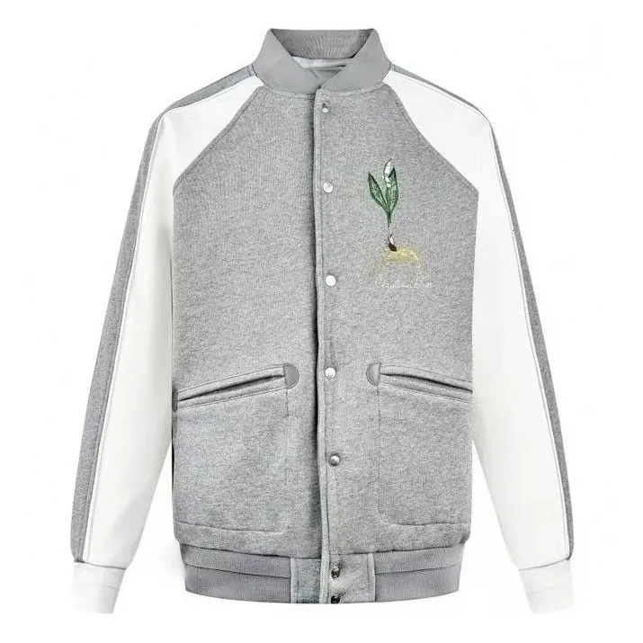 🅿️530 [Exclusive supply] CD 24SS Lily of the Valley signature embroidered baseball jacket. Originally purchased for 24,000. The large body fabric is carefully made of high-quality cotton jersey fabric. It is designed with gray and white contrasting colors and contrasting white binding details to highlight the silhouette. The collar, hem, and cuffs are custom-woven and dyed with high-density flat machine threads. The lily of the valley flower on the front panel and the signature font on the back panel are embroidered with fixed-dyed matte embroidery thread on the board and needle embroidery technology. The pattern is embroidered with Tajima machine thousands of needles. The stitching method is dense and ultra-high-density without revealing white, enriching the spatial level of the overall picture. The characteristic of positioning needle embroidery technology is exquisite patterns. Due to its unique stitching method, the embroidery patterns have a strong sense of luster and three-dimensionality. The inner lining is made of 110g T400 cupro fiber lining. The placket is designed to open and close with engraved aluminum buttons. All accessories are customized according to the original version. The upper body is crisp and stylish, and is exclusively produced to create a fashionable overall shape. Size:S-M-L-XL