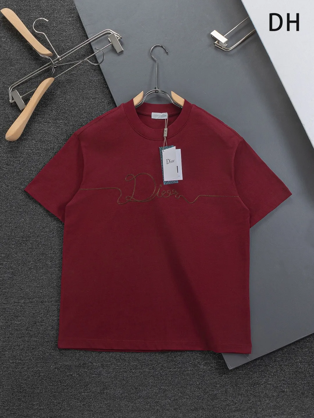 🅿️190 DIOR Dior Dior dior CD micro wide version S-XL Dior 26ss official website is always unbeatable classic style permanent boutique counter timeless classic style large plain logo on the chest Ribbon signature style 🪡 embroidered logo pattern heavy craftsmanship same style short-sleeved T-shirt, cotton blended terry jersey fabric, original development This is from the 2025 beachwear limited series. The full-logo jacquard towel highlights the classic Obliave flower. It is matched with an S-shaped round neck and topstitching. It is unique. The whole body is decorated with obliqve jacquard. The ribbed round neck is matched with V-shaped topstitching. Customized accessories. The whole body is customized and developed according to the Y-panel... Complete with three standards, it can control various styles and pay tribute to Dior's historic year! Coupled with the blessing of full-flower cotton material, both the upper body comfort and the existence are unparalleled. It can be said to be a must-have companion in summer. The excellent breathability and comfortable wearing feeling are unparalleled~ Recommended! ! Same style for men and women! Color: Black White Maroon Size: S-XL Size chart: S: Shoulder width 50-Bust 56-Length 70 M: Shoulder width 52-Bust 57-Length 72 L: Shoulder width 54-Bust 59-Length 74 XL: Shoulder width 56-Bust 62-Length 76