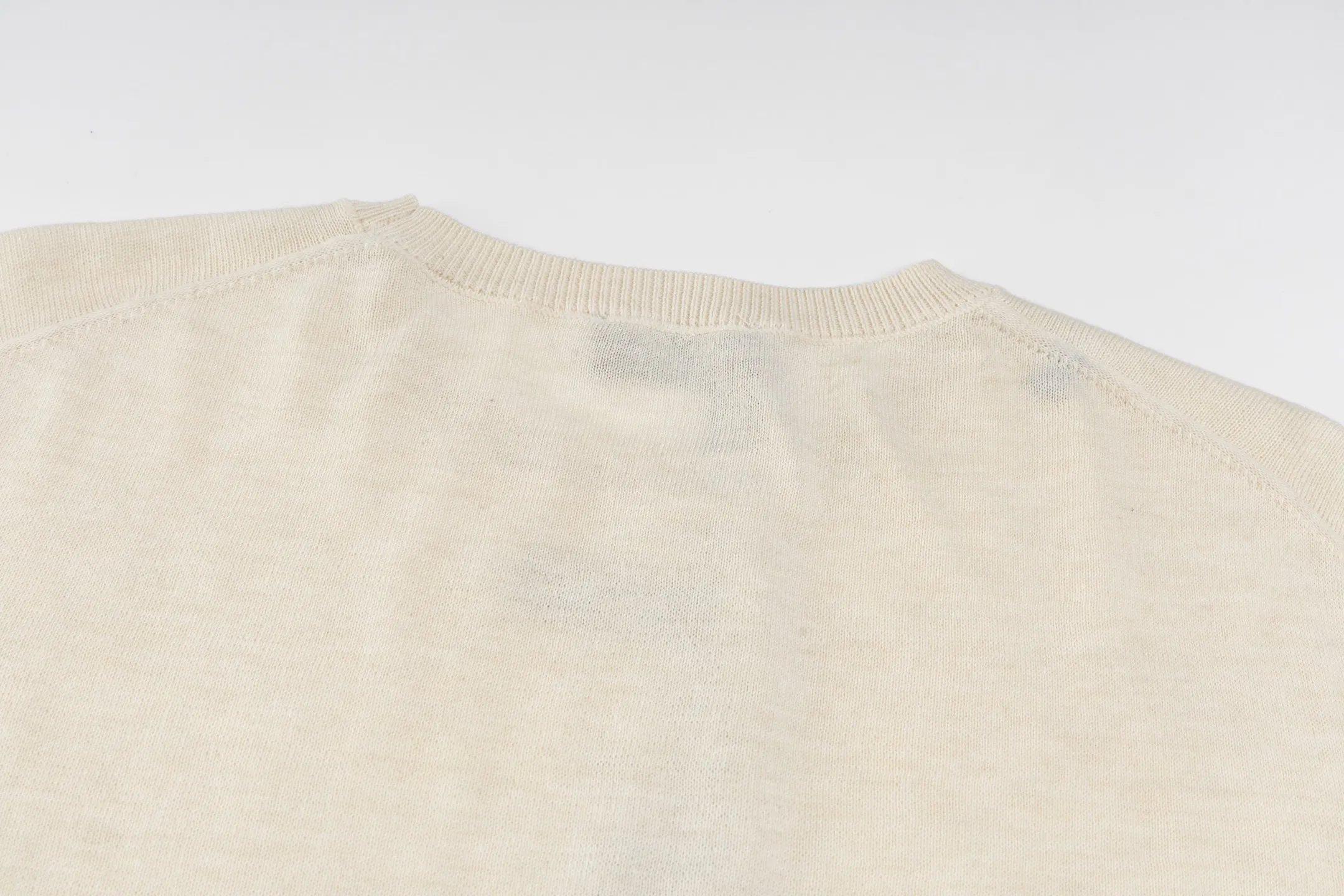 🅿️400 exclusive supply] CD 25FW simple label thin sweater (apricot color) This sweater is decorated with a logo label, paying tribute to the spirit of haute couture and the extraordinary craftsmanship of the workshop. Crafted from blended sheep wool jersey, it has a unique soft texture. Wear it with jeans and tailored trousers for a sophisticated and timeless look. Made of plain knitting, the fabric is fine-textured, soft and skin-friendly, stiff and elastic, taking into account both warmth and breathability. The color of the wool highlights the texture. Based on simple tailoring, the ribbed round neck, cuffs and hem are carefully processed to enhance the fit and durability, keeping the shape long-lasting and neat. The brand label on the chest is embellished as the brand's signature detail and is woven using double-sided jacquard technology; black threads are embedded in the white base, or micro-letters are formed through the density of the yarn. The edge of the label is processed by laser cutting, and there are no defects such as yarn leakage and yarn leakage. Size:XS-S-M-L