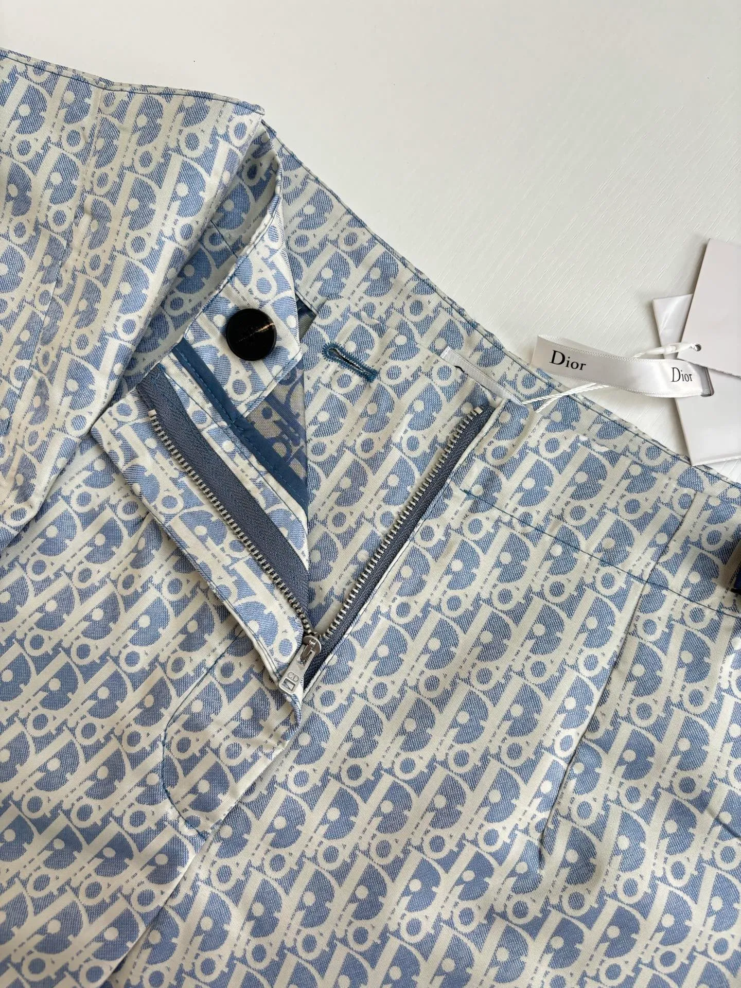 🅿️336 Dio*/Dior 25Ss new classic oblique jacquard fabric patch design culottes. Carefully made with technical taffeta jacquard fabric. Waist buckle decoration, one-piece tailoring for comfortable upper body, unique. The original customized version has all the details in place. Highly recommended, the upper body looks slimmer!  Size：S/M/L