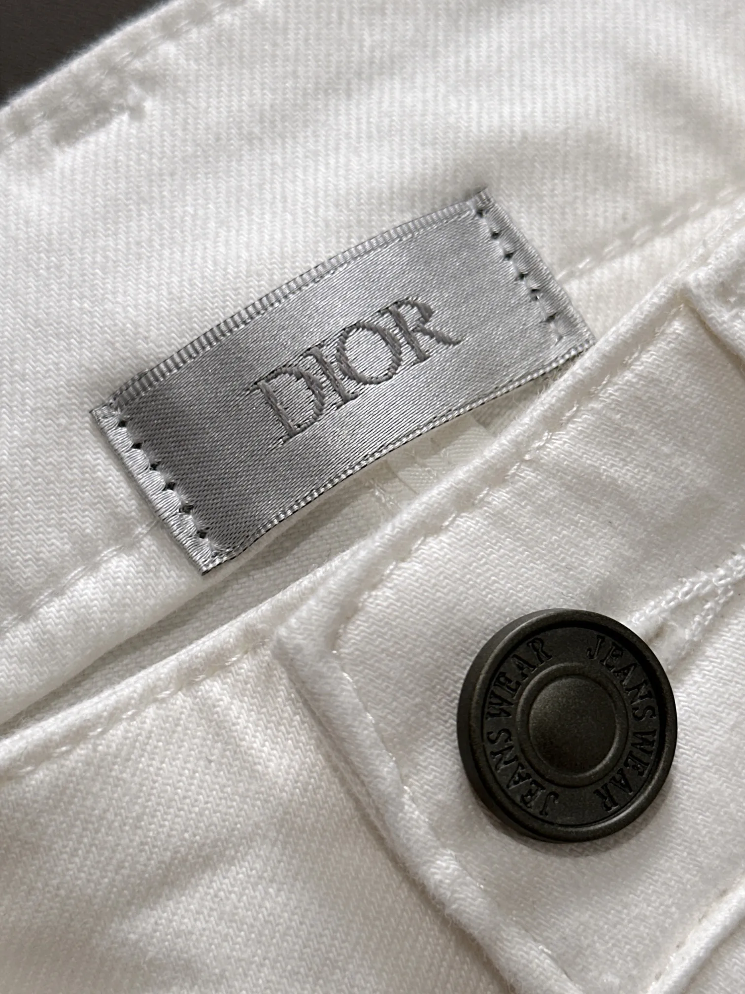 🅿️340 Dior's new 2025 four-season embroidered pocket slim-fit jeans trousers are produced using imported Japanese Denim plain cotton denim fabrics, complete with three labels, simple yet elegant, soft, delicate and comfortable, and versatile and fashionable on the upper body! Light luxury, a must-have item for daily commuting! Color: Black White Size: 28-40 (please state your height and weight when placing an order)