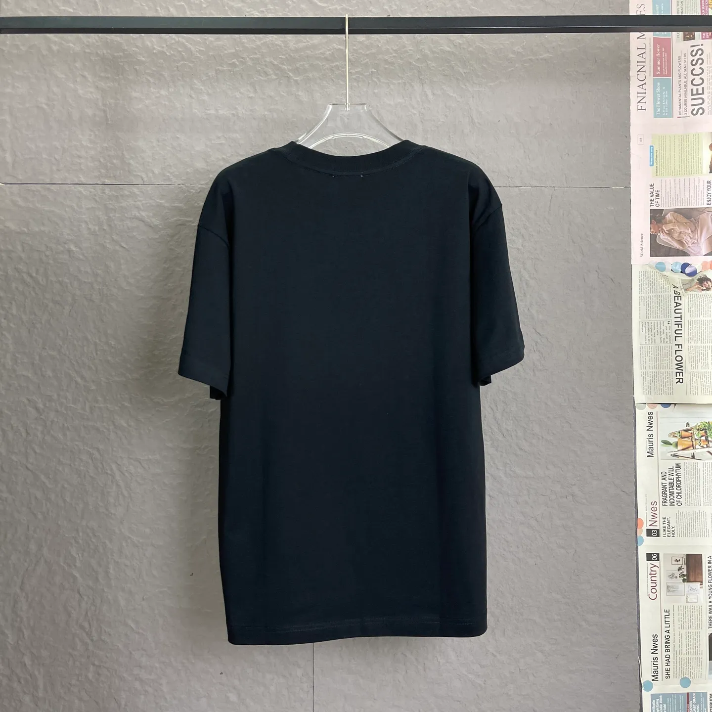 🅿️180 /A88 DIOR couture blade embroidered short-sleeved T-shirt. Exclusively customized with 300 grams of original plate. Double yarn pure cotton fabric texture is very soft and comfortable. 100% different from the market's top fabrics (does not shrink, does not deform, does not pill). Paired with 320 grams of 1x1 thread (fabric thread is dyed in the same vat, no color difference, not easy to deform). Original 1:1 version. Original 1:1 customized accessories. Collar label Care label, tag, packaging (perfect details) Color: black and white Size: S-XL