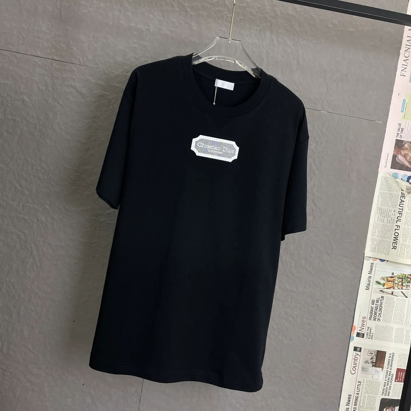 🅿️180 /A88 DIOR couture blade embroidered short-sleeved T-shirt. Exclusively customized with 300 grams of original plate. Double yarn pure cotton fabric texture is very soft and comfortable. 100% different from the market's top fabrics (does not shrink, does not deform, does not pill). Paired with 320 grams of 1x1 thread (fabric thread is dyed in the same vat, no color difference, not easy to deform). Original 1:1 version. Original 1:1 customized accessories. Collar label Care label, tag, packaging (perfect details) Color: black and white Size: S-XL