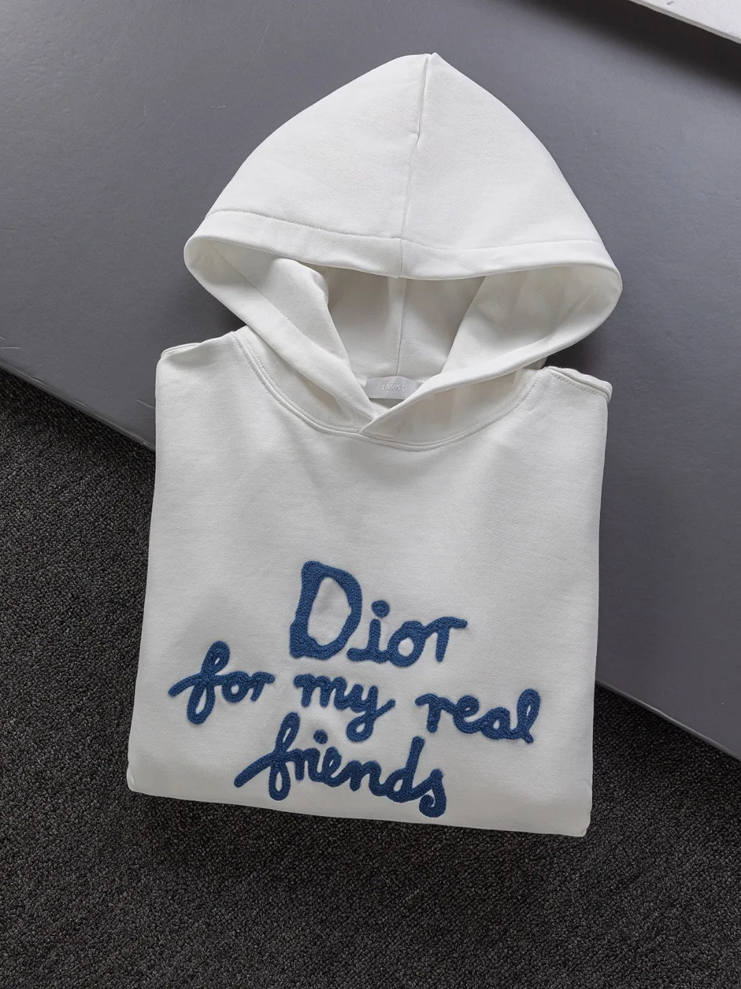 🅿️330 DIOR Dior CD micro wide version S-XL DIOR 25SS autumn and winter hooded sweatshirt timeless classic counter letter hand-painted signature on the chest🪡 embroidery As the leader in the luxury world, the D family is well-deserved. The first thing that catches the eye is the loose and comfortable black and white solid color version of the piece we are going to talk about today. The ribbed round collar has become the best modification of its version, and the D family has the upper body LOGO listed on the front, and the unique embroidery design of the letter logo patch highlights the texture! The most traditional modification method combined with the simplest color scale contrast forms the strongest and direct contrast, and this is often the most concise and clear minimalist modification method~~A nostalgic classic atmosphere also spreads in this work inadvertently! ! Featuring a distinctive 47 logo patch embroidery on the front, a unique tribute to Dior's historic year! Coupled with the blessing of 440 grams of cotton material, both the comfort of the upper body is unparalleled. It can be said to be a must-have companion in summer. The excellent breathability and comfortable wearing feeling are unparalleled~ Recommended! ! Color: Black and white Size: S-XL Size chart: S: Shoulder width 51-Bust 56-Length 69 M: Shoulder width 52.5-Bust 58-Length 71 L: Shoulder width 54-Bust 60-Length 73 XL: Shoulder width 55.5-Bust 62-Length 75