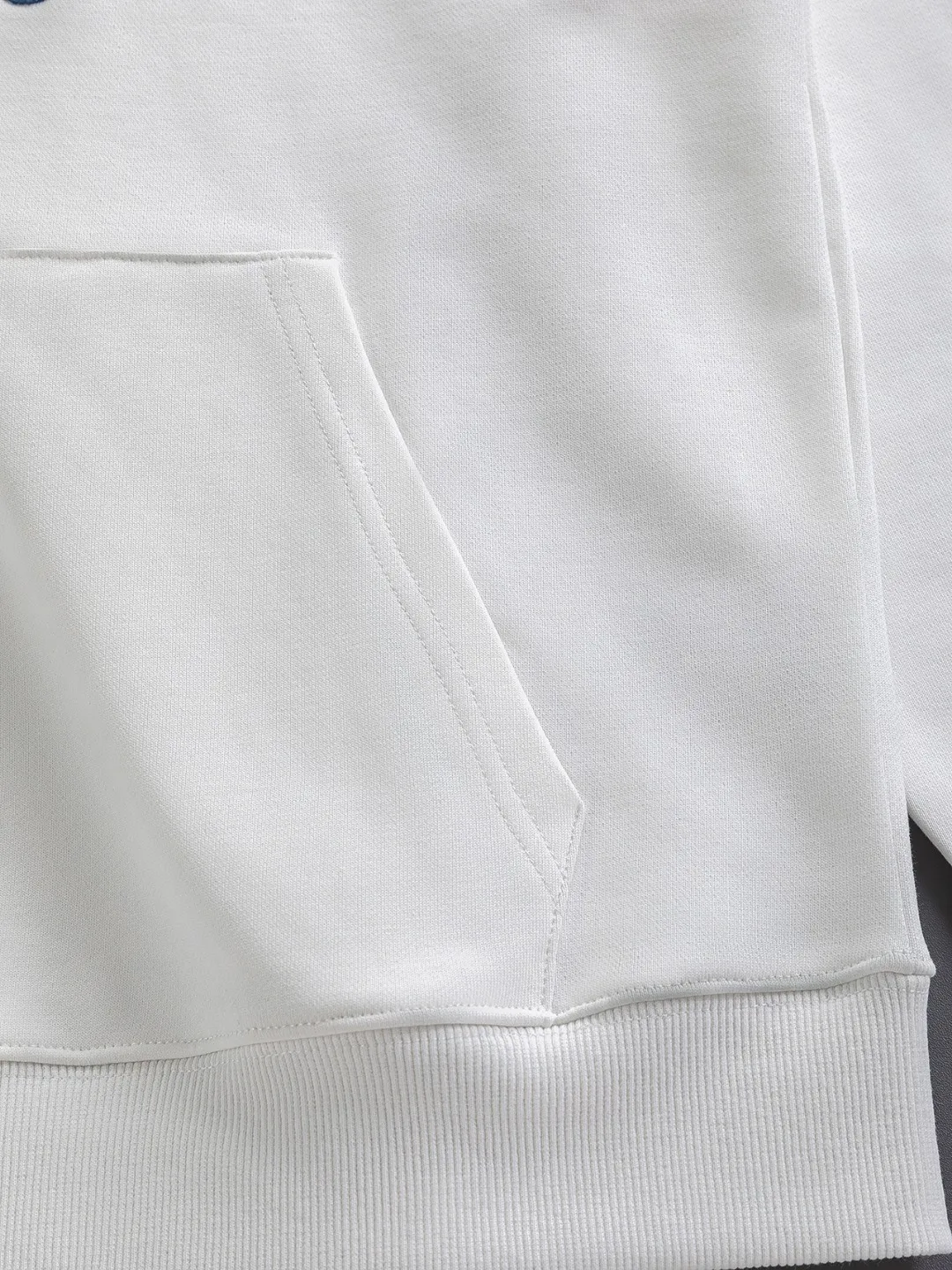 🅿️330 DIOR Dior CD micro wide version S-XL DIOR 25SS autumn and winter hooded sweatshirt timeless classic counter letter hand-painted signature on the chest🪡 embroidery As the leader in the luxury world, the D family is well-deserved. The first thing that catches the eye is the loose and comfortable black and white solid color version of the piece we are going to talk about today. The ribbed round collar has become the best modification of its version, and the D family has the upper body LOGO listed on the front, and the unique embroidery design of the letter logo patch highlights the texture! The most traditional modification method combined with the simplest color scale contrast forms the strongest and direct contrast, and this is often the most concise and clear minimalist modification method~~A nostalgic classic atmosphere also spreads in this work inadvertently! ! Featuring a distinctive 47 logo patch embroidery on the front, a unique tribute to Dior's historic year! Coupled with the blessing of 440 grams of cotton material, both the comfort of the upper body is unparalleled. It can be said to be a must-have companion in summer. The excellent breathability and comfortable wearing feeling are unparalleled~ Recommended! ! Color: Black and white Size: S-XL Size chart: S: Shoulder width 51-Bust 56-Length 69 M: Shoulder width 52.5-Bust 58-Length 71 L: Shoulder width 54-Bust 60-Length 73 XL: Shoulder width 55.5-Bust 62-Length 75