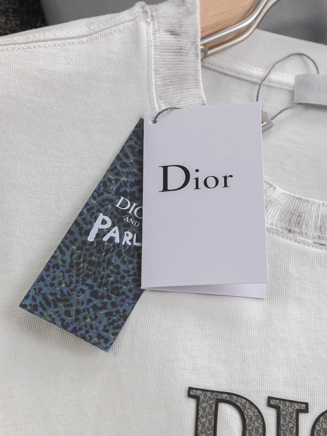 🅿️210 Dior Dior dior micro wide version CD micro wide version S-Xl 26ss will always be unbeatable, classic style, permanent boutique, timeless classic washed style at the counter, front and rear snake pattern CD letter logo🪡 embroidery, neckline, sleeve hem, washed heavy craftsmanship logo pattern, heavy craftsmanship, same style for men and women, short-sleeved T-shirt, cotton blended terry jersey fabric, original development This is from the 2025 beachwear limited series. The full-logo jacquard towel highlights the classic Obliave flower. It is matched with an S-shaped round neck and topstitching. It is unique. The whole body is decorated with obliqve jacquard. The ribbed round neck is matched with V-shaped topstitching. Customized accessories. The whole body is customized and developed according to the Y-panel... Complete with three standards, it can control various styles and pay tribute to Dior's historic year! Coupled with the blessing of full-flower cotton material, both the upper body comfort and the existence are unparalleled. It can be said to be a must-have companion in summer. The excellent breathability and comfortable wearing feeling are unparalleled~ Recommended! ! Same style for men and women! Color: Black White Size: S-XL Size chart: S: Shoulder width 55-Bust 56-Length 71.5 M: Shoulder width 56.5-Bust 58-Length 73 L: Shoulder width 58-Bust 60-Length 74.5 XL: Shoulder width 59.5-Bust 62-Length 76