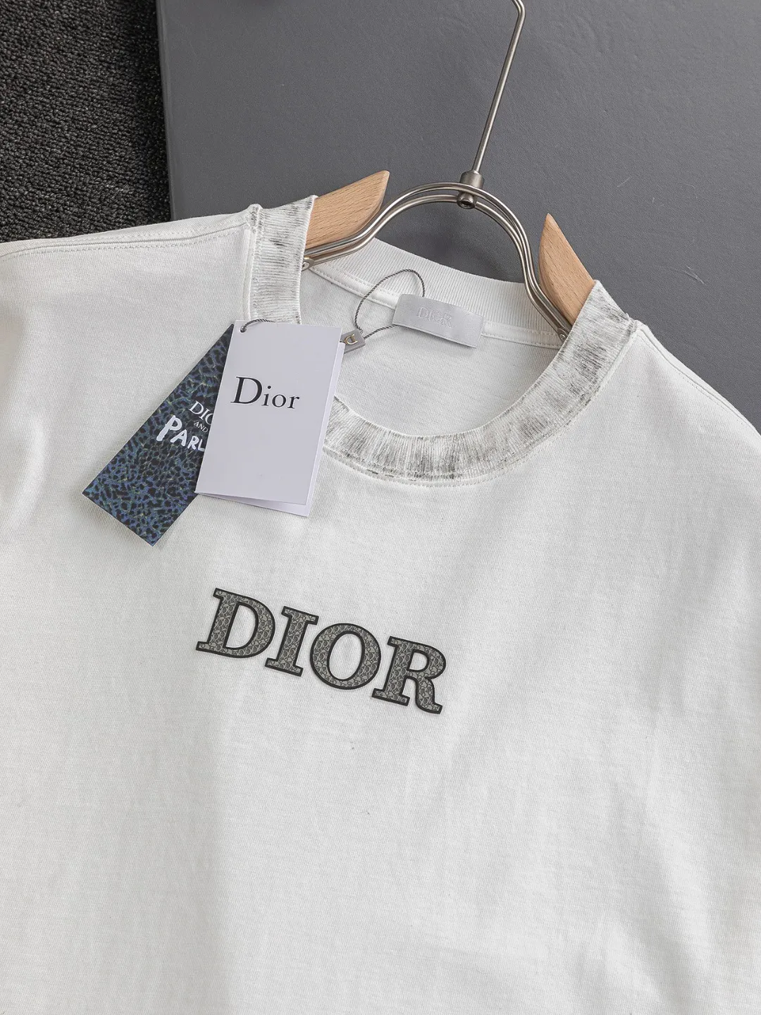 🅿️210 Dior Dior dior micro wide version CD micro wide version S-Xl 26ss will always be unbeatable, classic style, permanent boutique, timeless classic washed style at the counter, front and rear snake pattern CD letter logo🪡 embroidery, neckline, sleeve hem, washed heavy craftsmanship logo pattern, heavy craftsmanship, same style for men and women, short-sleeved T-shirt, cotton blended terry jersey fabric, original development This is from the 2025 beachwear limited series. The full-logo jacquard towel highlights the classic Obliave flower. It is matched with an S-shaped round neck and topstitching. It is unique. The whole body is decorated with obliqve jacquard. The ribbed round neck is matched with V-shaped topstitching. Customized accessories. The whole body is customized and developed according to the Y-panel... Complete with three standards, it can control various styles and pay tribute to Dior's historic year! Coupled with the blessing of full-flower cotton material, both the upper body comfort and the existence are unparalleled. It can be said to be a must-have companion in summer. The excellent breathability and comfortable wearing feeling are unparalleled~ Recommended! ! Same style for men and women! Color: Black White Size: S-XL Size chart: S: Shoulder width 55-Bust 56-Length 71.5 M: Shoulder width 56.5-Bust 58-Length 73 L: Shoulder width 58-Bust 60-Length 74.5 XL: Shoulder width 59.5-Bust 62-Length 76