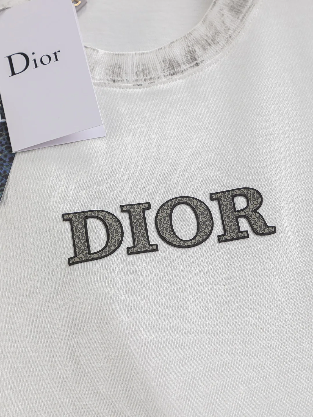 🅿️210 Dior Dior dior micro wide version CD micro wide version S-Xl 26ss will always be unbeatable, classic style, permanent boutique, timeless classic washed style at the counter, front and rear snake pattern CD letter logo🪡 embroidery, neckline, sleeve hem, washed heavy craftsmanship logo pattern, heavy craftsmanship, same style for men and women, short-sleeved T-shirt, cotton blended terry jersey fabric, original development This is from the 2025 beachwear limited series. The full-logo jacquard towel highlights the classic Obliave flower. It is matched with an S-shaped round neck and topstitching. It is unique. The whole body is decorated with obliqve jacquard. The ribbed round neck is matched with V-shaped topstitching. Customized accessories. The whole body is customized and developed according to the Y-panel... Complete with three standards, it can control various styles and pay tribute to Dior's historic year! Coupled with the blessing of full-flower cotton material, both the upper body comfort and the existence are unparalleled. It can be said to be a must-have companion in summer. The excellent breathability and comfortable wearing feeling are unparalleled~ Recommended! ! Same style for men and women! Color: Black White Size: S-XL Size chart: S: Shoulder width 55-Bust 56-Length 71.5 M: Shoulder width 56.5-Bust 58-Length 73 L: Shoulder width 58-Bust 60-Length 74.5 XL: Shoulder width 59.5-Bust 62-Length 76