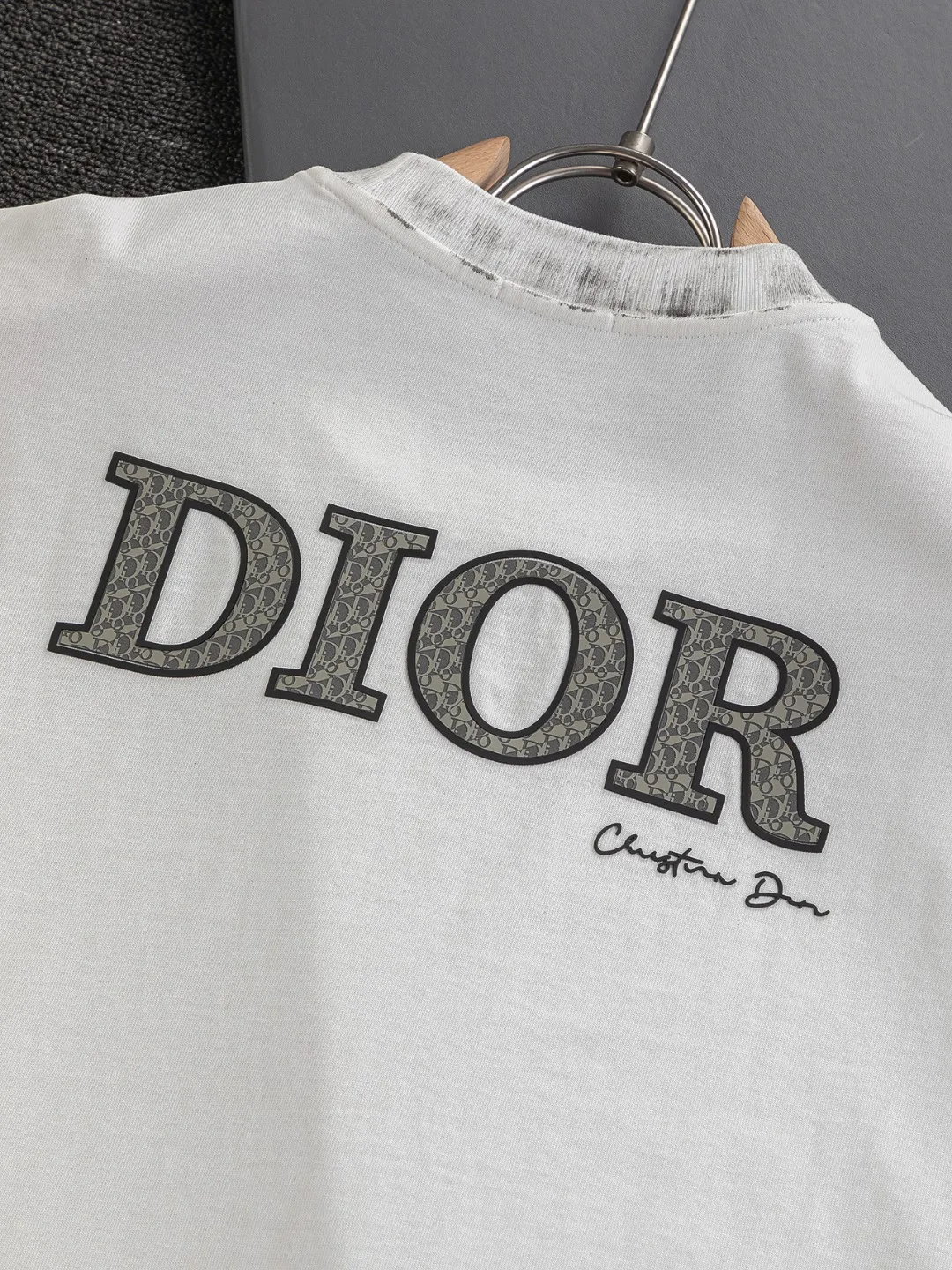 🅿️210 Dior Dior dior micro wide version CD micro wide version S-Xl 26ss will always be unbeatable, classic style, permanent boutique, timeless classic washed style at the counter, front and rear snake pattern CD letter logo🪡 embroidery, neckline, sleeve hem, washed heavy craftsmanship logo pattern, heavy craftsmanship, same style for men and women, short-sleeved T-shirt, cotton blended terry jersey fabric, original development This is from the 2025 beachwear limited series. The full-logo jacquard towel highlights the classic Obliave flower. It is matched with an S-shaped round neck and topstitching. It is unique. The whole body is decorated with obliqve jacquard. The ribbed round neck is matched with V-shaped topstitching. Customized accessories. The whole body is customized and developed according to the Y-panel... Complete with three standards, it can control various styles and pay tribute to Dior's historic year! Coupled with the blessing of full-flower cotton material, both the upper body comfort and the existence are unparalleled. It can be said to be a must-have companion in summer. The excellent breathability and comfortable wearing feeling are unparalleled~ Recommended! ! Same style for men and women! Color: Black White Size: S-XL Size chart: S: Shoulder width 55-Bust 56-Length 71.5 M: Shoulder width 56.5-Bust 58-Length 73 L: Shoulder width 58-Bust 60-Length 74.5 XL: Shoulder width 59.5-Bust 62-Length 76