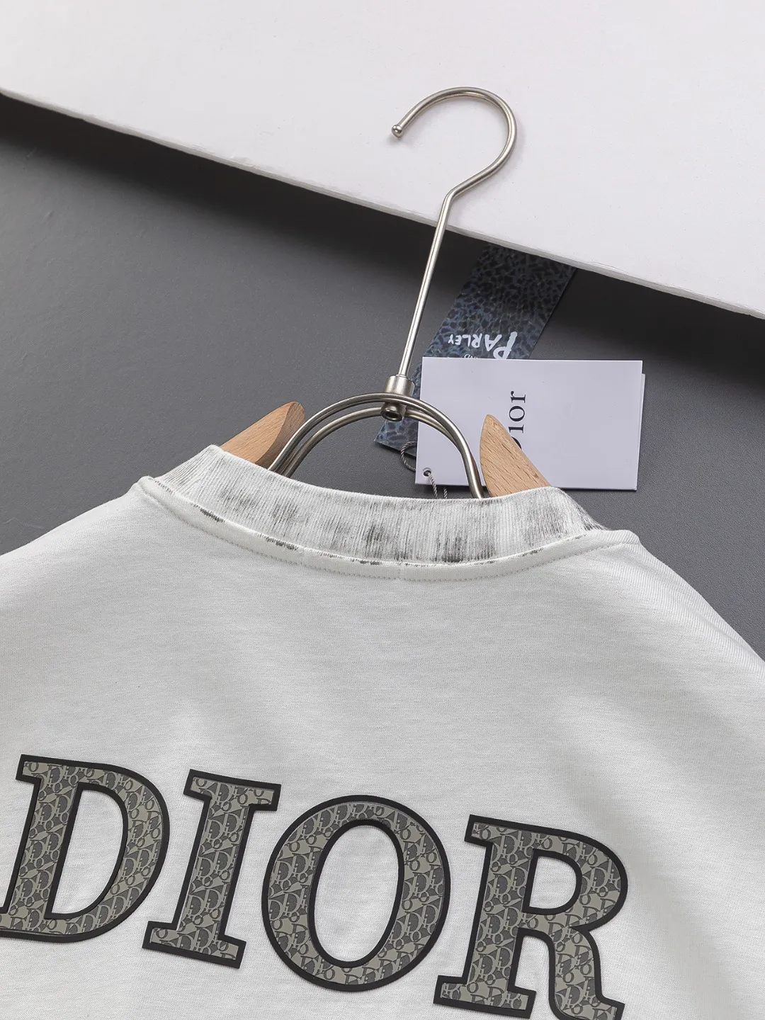 🅿️210 Dior Dior dior micro wide version CD micro wide version S-Xl 26ss will always be unbeatable, classic style, permanent boutique, timeless classic washed style at the counter, front and rear snake pattern CD letter logo🪡 embroidery, neckline, sleeve hem, washed heavy craftsmanship logo pattern, heavy craftsmanship, same style for men and women, short-sleeved T-shirt, cotton blended terry jersey fabric, original development This is from the 2025 beachwear limited series. The full-logo jacquard towel highlights the classic Obliave flower. It is matched with an S-shaped round neck and topstitching. It is unique. The whole body is decorated with obliqve jacquard. The ribbed round neck is matched with V-shaped topstitching. Customized accessories. The whole body is customized and developed according to the Y-panel... Complete with three standards, it can control various styles and pay tribute to Dior's historic year! Coupled with the blessing of full-flower cotton material, both the upper body comfort and the existence are unparalleled. It can be said to be a must-have companion in summer. The excellent breathability and comfortable wearing feeling are unparalleled~ Recommended! ! Same style for men and women! Color: Black White Size: S-XL Size chart: S: Shoulder width 55-Bust 56-Length 71.5 M: Shoulder width 56.5-Bust 58-Length 73 L: Shoulder width 58-Bust 60-Length 74.5 XL: Shoulder width 59.5-Bust 62-Length 76