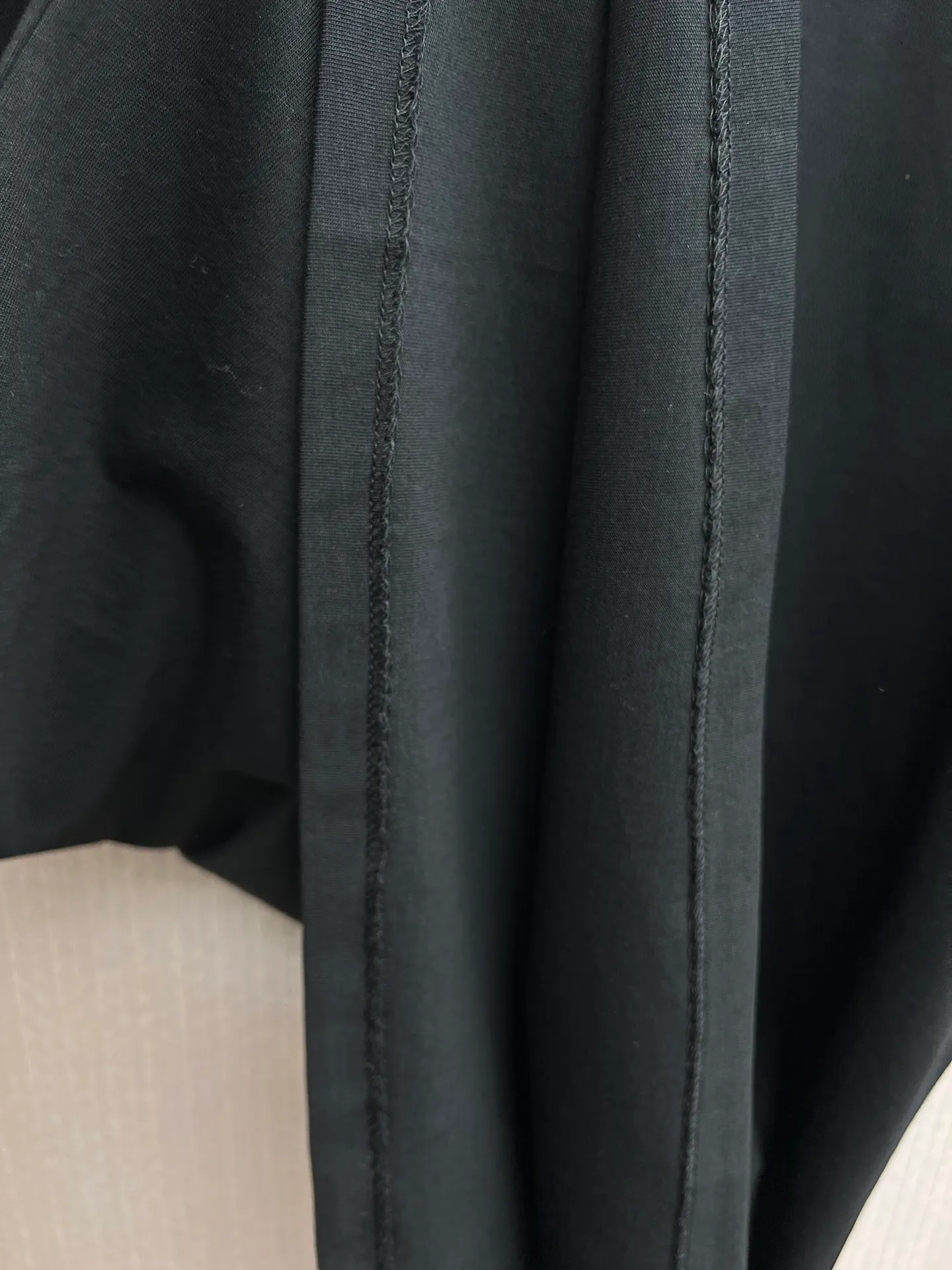 🅿️260 Dior 25ss new T-shirt is a new product of the 2025 winter men's wear series. It is decorated with a Christian Dior Paris logo label inspired by the spirit of Dior haute couture to enhance the style and pay tribute to the extraordinary craftsmanship of the Dior workshop. Crafted from glossy white cotton-jersey with a ribbed crew neck, it can be worn layered with a bomber jacket or paired with jeans for a casual look. Size: S.M.L.XL.