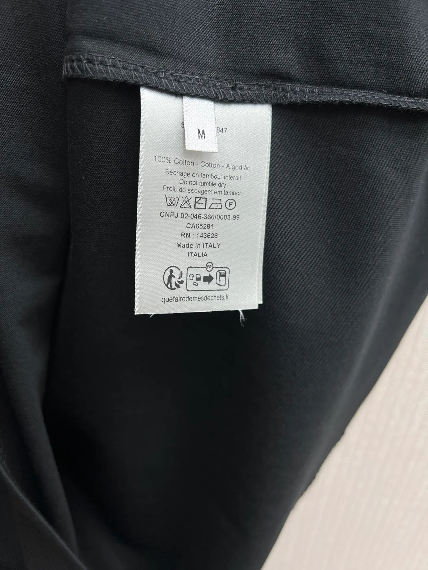 🅿️260 Dior 25ss new T-shirt is a new product of the 2025 winter men's wear series. It is decorated with a Christian Dior Paris logo label inspired by the spirit of Dior haute couture to enhance the style and pay tribute to the extraordinary craftsmanship of the Dior workshop. Crafted from glossy white cotton-jersey with a ribbed crew neck, it can be worn layered with a bomber jacket or paired with jeans for a casual look. Size: S.M.L.XL.