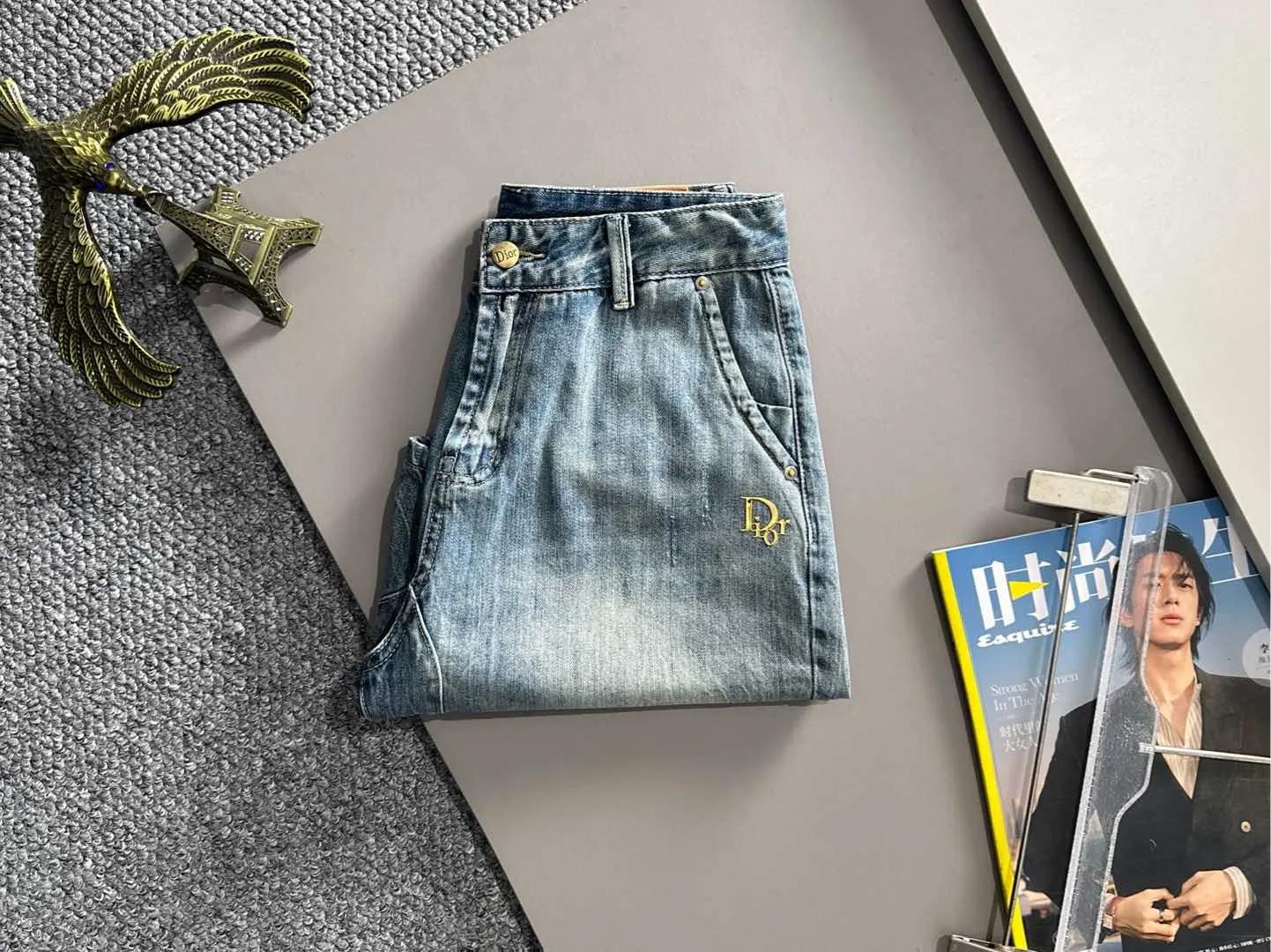 🅿️330 Dior 2025 summer new jeans denim shorts are produced using imported Japanese Denim plain cotton denim fabrics, complete with three standards. The top stone-washed process makes the texture reach the old taste of the 1980s. It is soft, delicate, comfortable and breathable. The color has a modern and fashionable vicissitudes. The upper body is versatile and fashionable! Light luxury, a must-have item for daily commuting! Code number: 28-38 (please state your height and weight when placing an order)