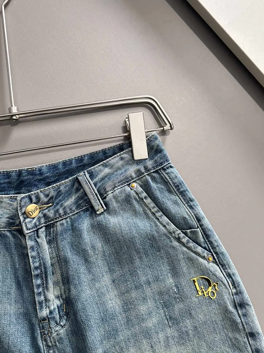 🅿️330 Dior 2025 summer new jeans denim shorts are produced using imported Japanese Denim plain cotton denim fabrics, complete with three standards. The top stone-washed process makes the texture reach the old taste of the 1980s. It is soft, delicate, comfortable and breathable. The color has a modern and fashionable vicissitudes. The upper body is versatile and fashionable! Light luxury, a must-have item for daily commuting! Code number: 28-38 (please state your height and weight when placing an order)