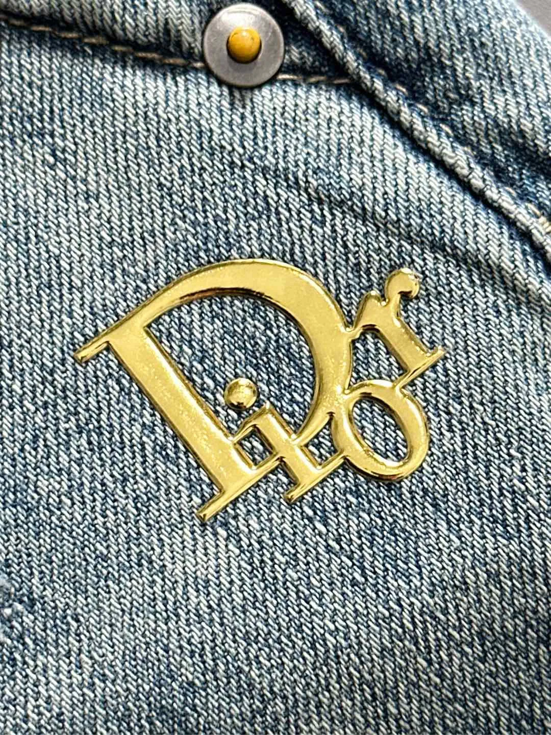 🅿️330 Dior 2025 summer new jeans denim shorts are produced using imported Japanese Denim plain cotton denim fabrics, complete with three standards. The top stone-washed process makes the texture reach the old taste of the 1980s. It is soft, delicate, comfortable and breathable. The color has a modern and fashionable vicissitudes. The upper body is versatile and fashionable! Light luxury, a must-have item for daily commuting! Code number: 28-38 (please state your height and weight when placing an order)