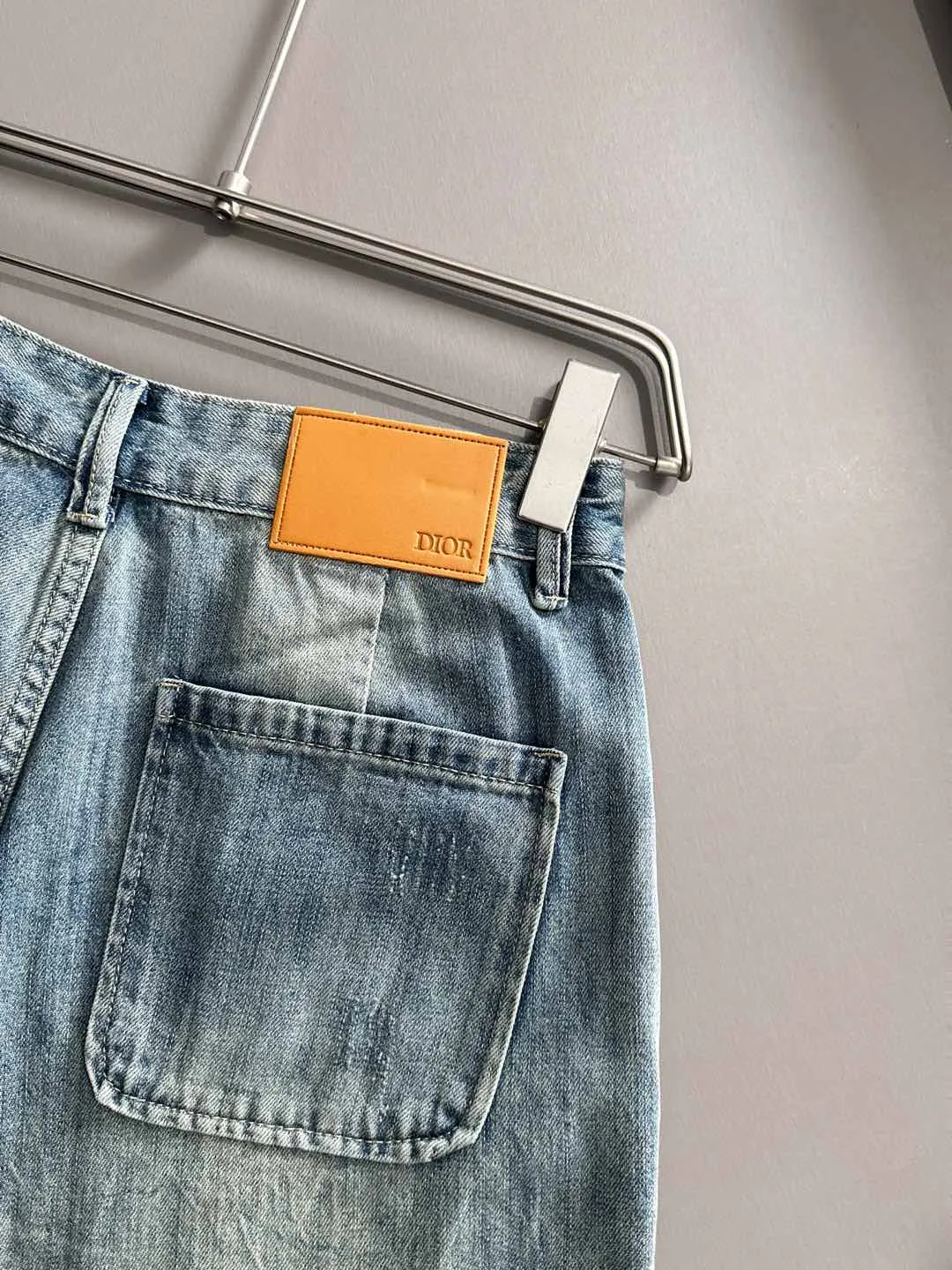 🅿️330 Dior 2025 summer new jeans denim shorts are produced using imported Japanese Denim plain cotton denim fabrics, complete with three standards. The top stone-washed process makes the texture reach the old taste of the 1980s. It is soft, delicate, comfortable and breathable. The color has a modern and fashionable vicissitudes. The upper body is versatile and fashionable! Light luxury, a must-have item for daily commuting! Code number: 28-38 (please state your height and weight when placing an order)