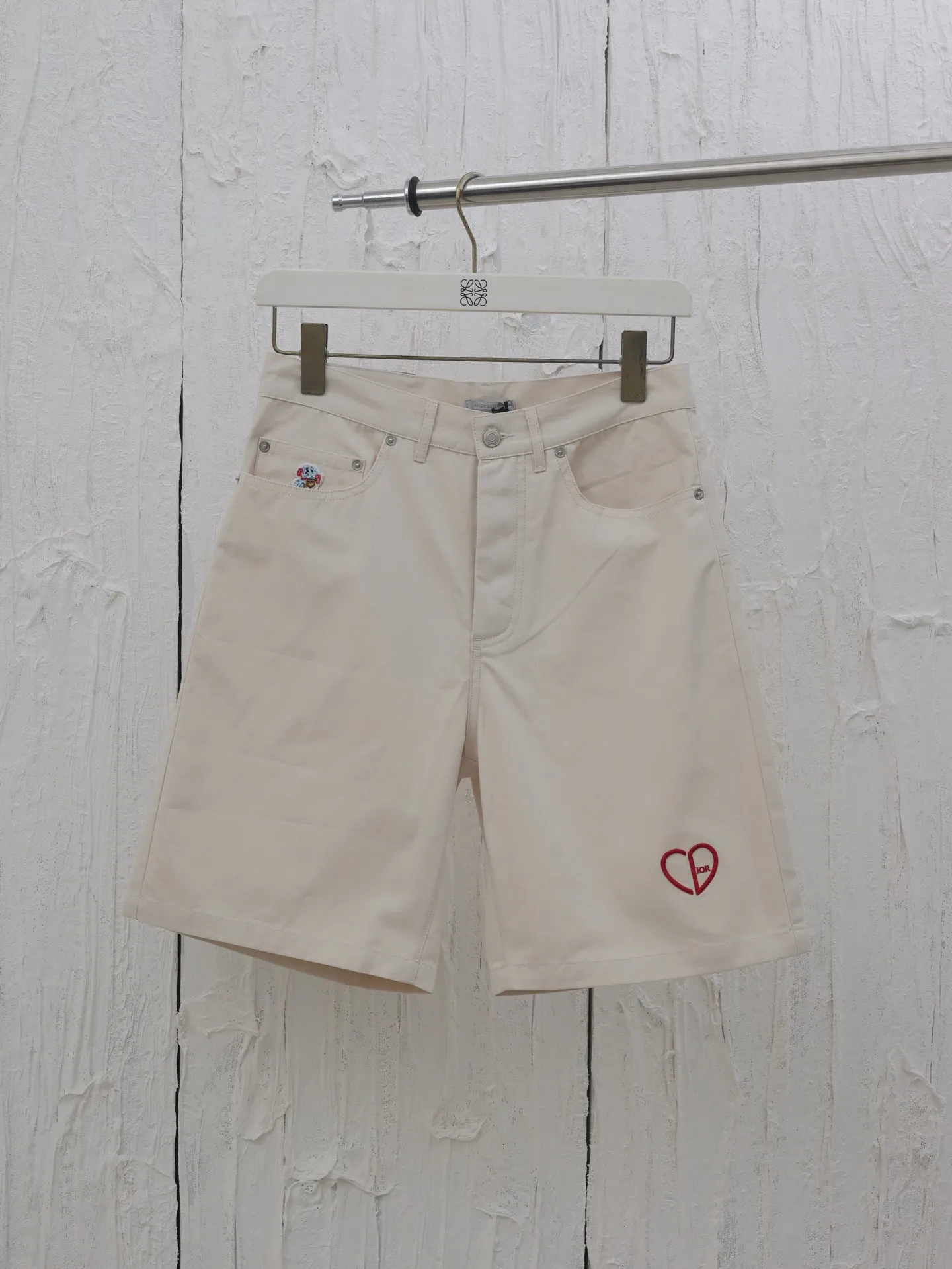 🅿️370 Dio*/Dior 25SS new Mr.’s dog Bobby pattern embroidered shorts are decorated with the Heart logo, highlighting the brand’s initials, highlighting the charm and romantic spirit of the geometric pattern. Crafted from cotton canvas, it features multiple pockets and is enhanced with embroidery of Sir's dog, Bobby. Easily style it with the collection's matching top.  Size: 29/30/31/32