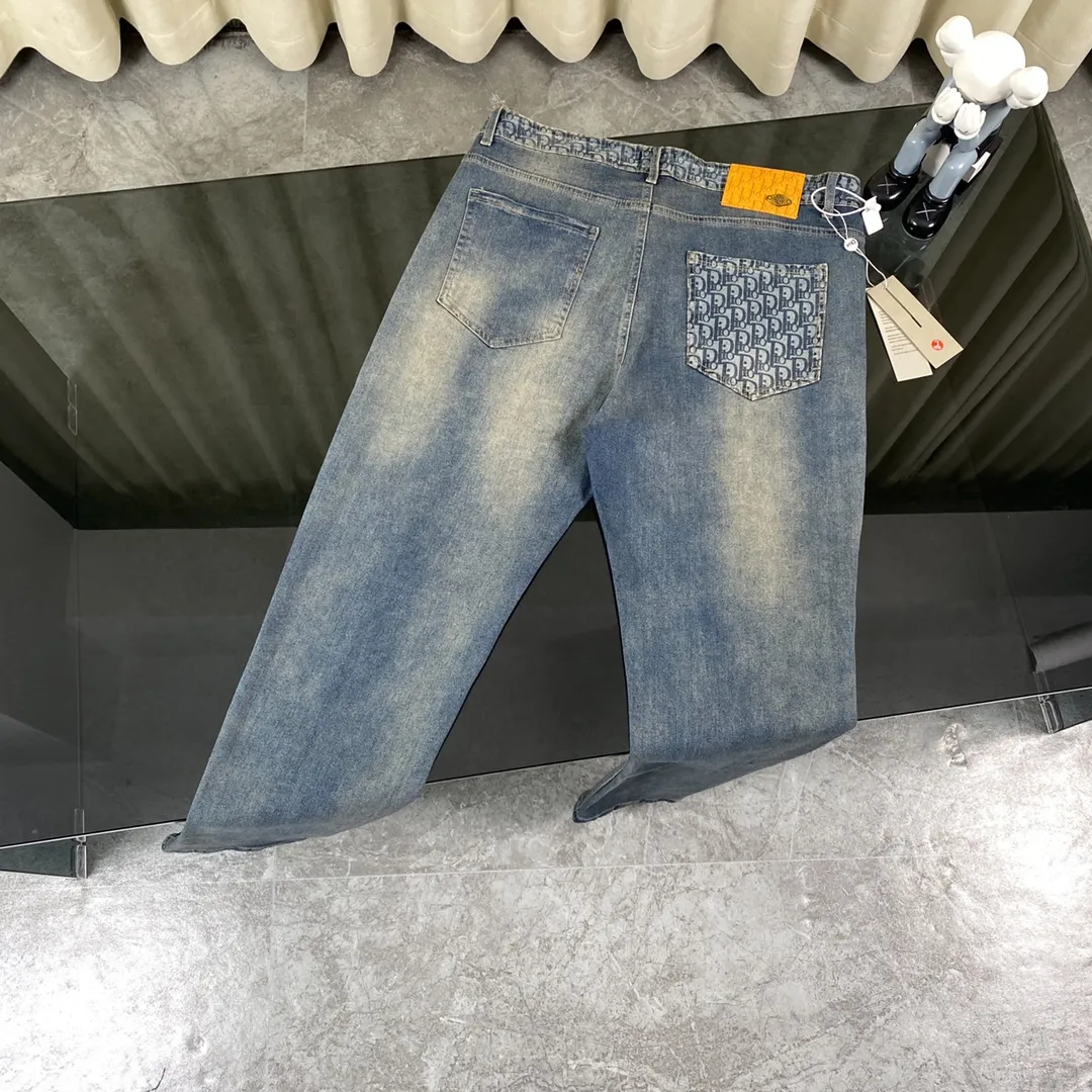 🅿️260 2024ss Dior Dior spring counter new product pocket jacquard super soft leather label Little Bee straight jeans Dior's latest top material super soft high cotton washed denim fabric! The washing cost of each piece is as much as three times that of conventional craftsmanship. The touch is extremely delicate. Once you get the actual item, you really can’t put it down. It has a full sense of high-end! The real counters use materials worth more than a thousand yuan, giving you an unparalleled sense of luxury!  Details after details! The latest first launch model! The whole body has a simple and elegant design, and the back pockets of the pants are made of high-quality craftsmanship. The belt is extremely exquisite! Real materials inside, just for the ultimate touch, without sacrificing high cost!  World premiere new product! Hot-selling items at the counter, the ultimate luxury! Whether it is for personal wear or as a gift, it is a king-level choice! No pressure to manage any large business occasions and high-end private clubs! Highly recommended to buy!   Color: Denim blue Size: S M L XL equivalent to 30 32 34 36