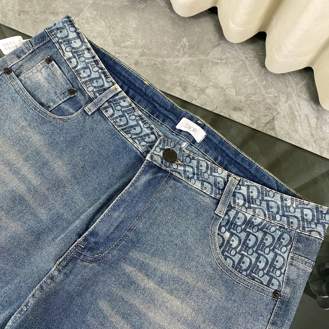 🅿️260 2024ss Dior Dior spring counter new product pocket jacquard super soft leather label Little Bee straight jeans Dior's latest top material super soft high cotton washed denim fabric! The washing cost of each piece is as much as three times that of conventional craftsmanship. The touch is extremely delicate. Once you get the actual item, you really can’t put it down. It has a full sense of high-end! The real counters use materials worth more than a thousand yuan, giving you an unparalleled sense of luxury!  Details after details! The latest first launch model! The whole body has a simple and elegant design, and the back pockets of the pants are made of high-quality craftsmanship. The belt is extremely exquisite! Real materials inside, just for the ultimate touch, without sacrificing high cost!  World premiere new product! Hot-selling items at the counter, the ultimate luxury! Whether it is for personal wear or as a gift, it is a king-level choice! No pressure to manage any large business occasions and high-end private clubs! Highly recommended to buy!   Color: Denim blue Size: S M L XL equivalent to 30 32 34 36
