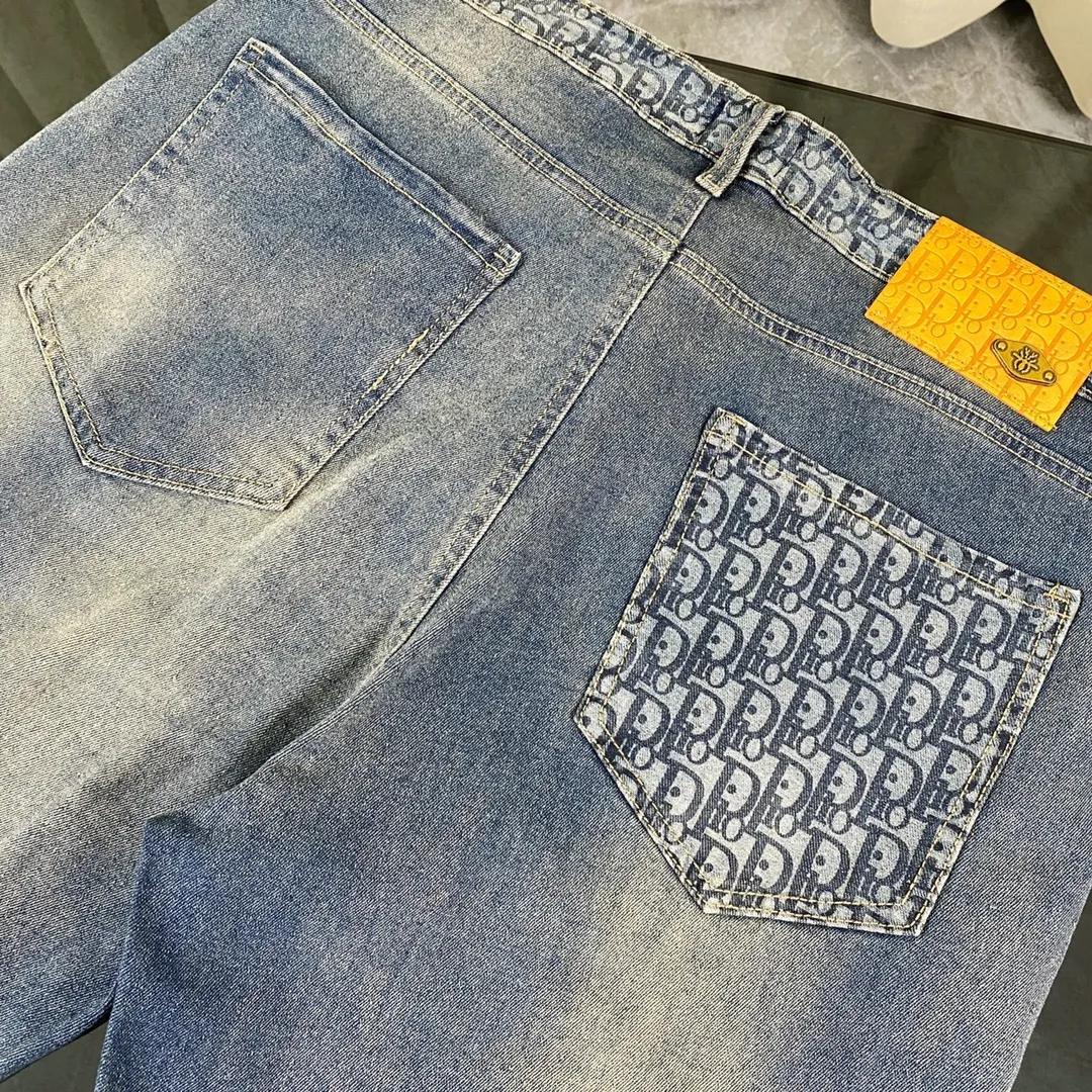 🅿️260 2024ss Dior Dior spring counter new product pocket jacquard super soft leather label Little Bee straight jeans Dior's latest top material super soft high cotton washed denim fabric! The washing cost of each piece is as much as three times that of conventional craftsmanship. The touch is extremely delicate. Once you get the actual item, you really can’t put it down. It has a full sense of high-end! The real counters use materials worth more than a thousand yuan, giving you an unparalleled sense of luxury!  Details after details! The latest first launch model! The whole body has a simple and elegant design, and the back pockets of the pants are made of high-quality craftsmanship. The belt is extremely exquisite! Real materials inside, just for the ultimate touch, without sacrificing high cost!  World premiere new product! Hot-selling items at the counter, the ultimate luxury! Whether it is for personal wear or as a gift, it is a king-level choice! No pressure to manage any large business occasions and high-end private clubs! Highly recommended to buy!   Color: Denim blue Size: S M L XL equivalent to 30 32 34 36