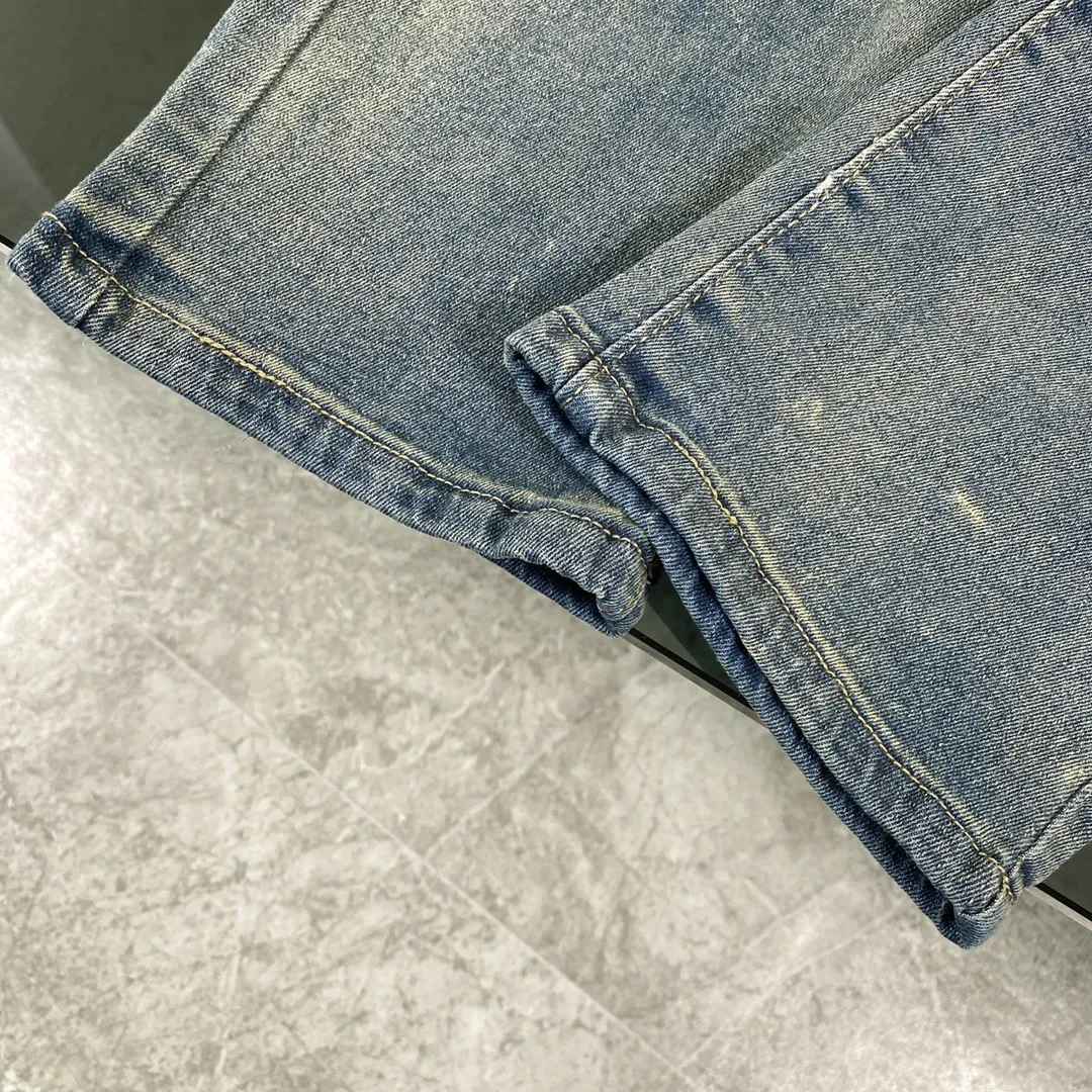 🅿️260 2024ss Dior Dior spring counter new product pocket jacquard super soft leather label Little Bee straight jeans Dior's latest top material super soft high cotton washed denim fabric! The washing cost of each piece is as much as three times that of conventional craftsmanship. The touch is extremely delicate. Once you get the actual item, you really can’t put it down. It has a full sense of high-end! The real counters use materials worth more than a thousand yuan, giving you an unparalleled sense of luxury!  Details after details! The latest first launch model! The whole body has a simple and elegant design, and the back pockets of the pants are made of high-quality craftsmanship. The belt is extremely exquisite! Real materials inside, just for the ultimate touch, without sacrificing high cost!  World premiere new product! Hot-selling items at the counter, the ultimate luxury! Whether it is for personal wear or as a gift, it is a king-level choice! No pressure to manage any large business occasions and high-end private clubs! Highly recommended to buy!   Color: Denim blue Size: S M L XL equivalent to 30 32 34 36