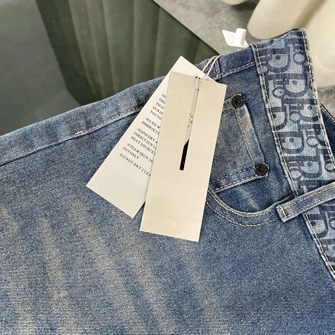 🅿️260 2024ss Dior Dior spring counter new product pocket jacquard super soft leather label Little Bee straight jeans Dior's latest top material super soft high cotton washed denim fabric! The washing cost of each piece is as much as three times that of conventional craftsmanship. The touch is extremely delicate. Once you get the actual item, you really can’t put it down. It has a full sense of high-end! The real counters use materials worth more than a thousand yuan, giving you an unparalleled sense of luxury!  Details after details! The latest first launch model! The whole body has a simple and elegant design, and the back pockets of the pants are made of high-quality craftsmanship. The belt is extremely exquisite! Real materials inside, just for the ultimate touch, without sacrificing high cost!  World premiere new product! Hot-selling items at the counter, the ultimate luxury! Whether it is for personal wear or as a gift, it is a king-level choice! No pressure to manage any large business occasions and high-end private clubs! Highly recommended to buy!   Color: Denim blue Size: S M L XL equivalent to 30 32 34 36