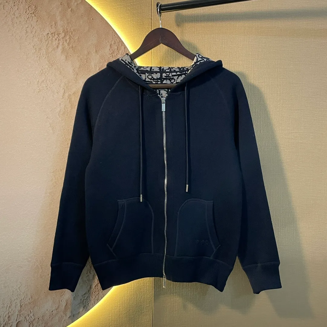 🅿️620 Dio*/CD Dior 22SS evergreen casual sports hooded sweatshirt cardigan reversible cashmere presbyopic letter zipper jacket Size: 36/38/40/42 Good-looking, easy to wear and easy to match, can be easily controlled by all body types. This cardigan is comfortable to wear and exudes casual charm. It is carefully made of wool and cashmere blended knitted fabric. The interior is decorated with "CHRISTIAN DIOR" logo, which is exquisite and elegant. Reversible adds elegance to casual looks