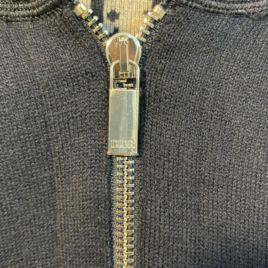 🅿️620 Dio*/CD Dior 22SS evergreen casual sports hooded sweatshirt cardigan reversible cashmere presbyopic letter zipper jacket Size: 36/38/40/42 Good-looking, easy to wear and easy to match, can be easily controlled by all body types. This cardigan is comfortable to wear and exudes casual charm. It is carefully made of wool and cashmere blended knitted fabric. The interior is decorated with "CHRISTIAN DIOR" logo, which is exquisite and elegant. Reversible adds elegance to casual looks