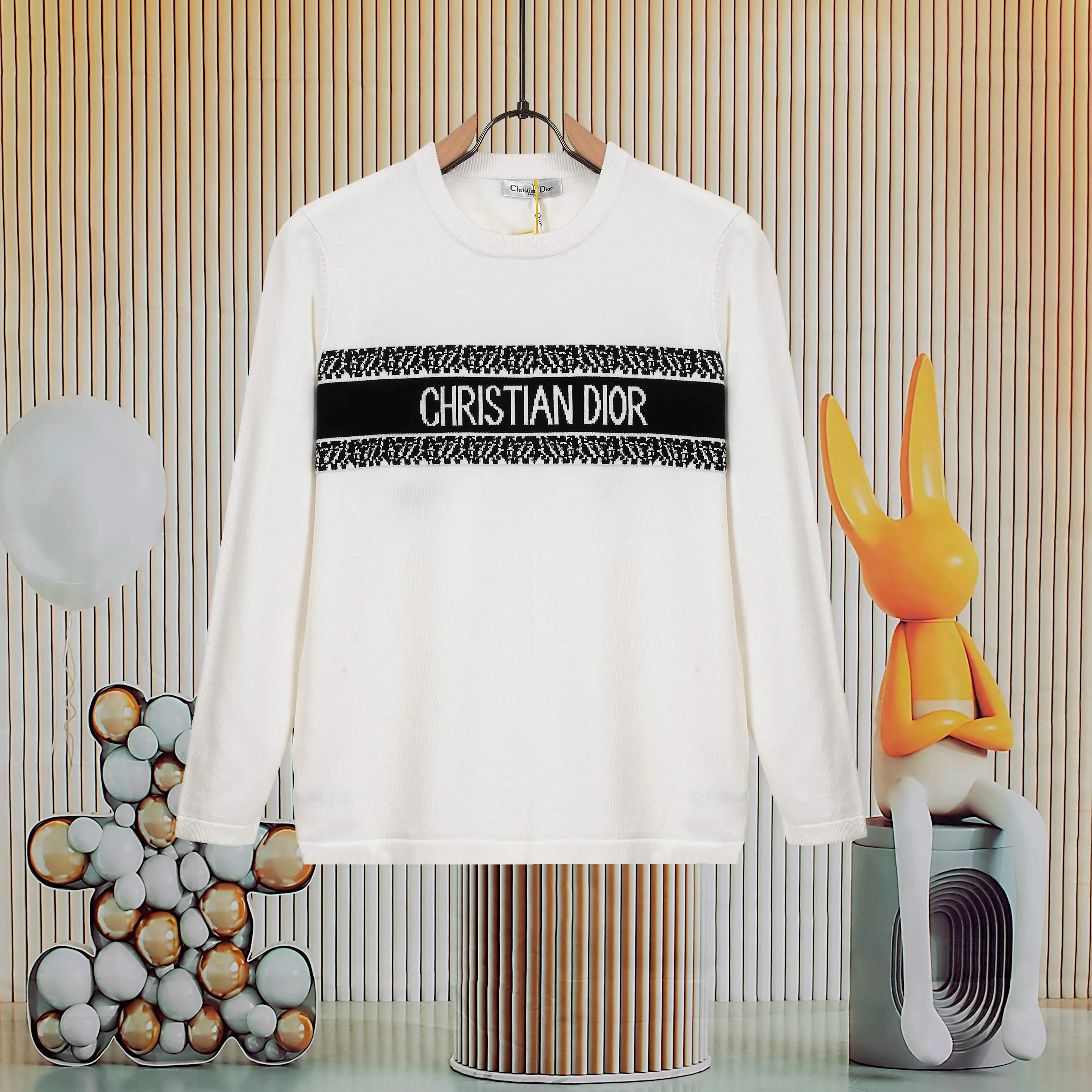 🅿️250 DIOR High-quality classic jacquard knitted sweater casual top for couples Dior classic series Exquisite and delicate craftsmanship The fabric is silky and super breathable, comfortable to the touch, high-grade and supple. Spun knitted elastic fabric is light and breathable without any sense of restraint. It is very youthful and energetic. Both men and women can easily control it. It is very in line with the fashion aesthetic concept of today's young people. The wearing effect is invincible, beautiful and handsome. A must-have for autumn and winter couples. Complete three standards. Same style for men and women. Model D8933 Color: Black White Size: S M L XL