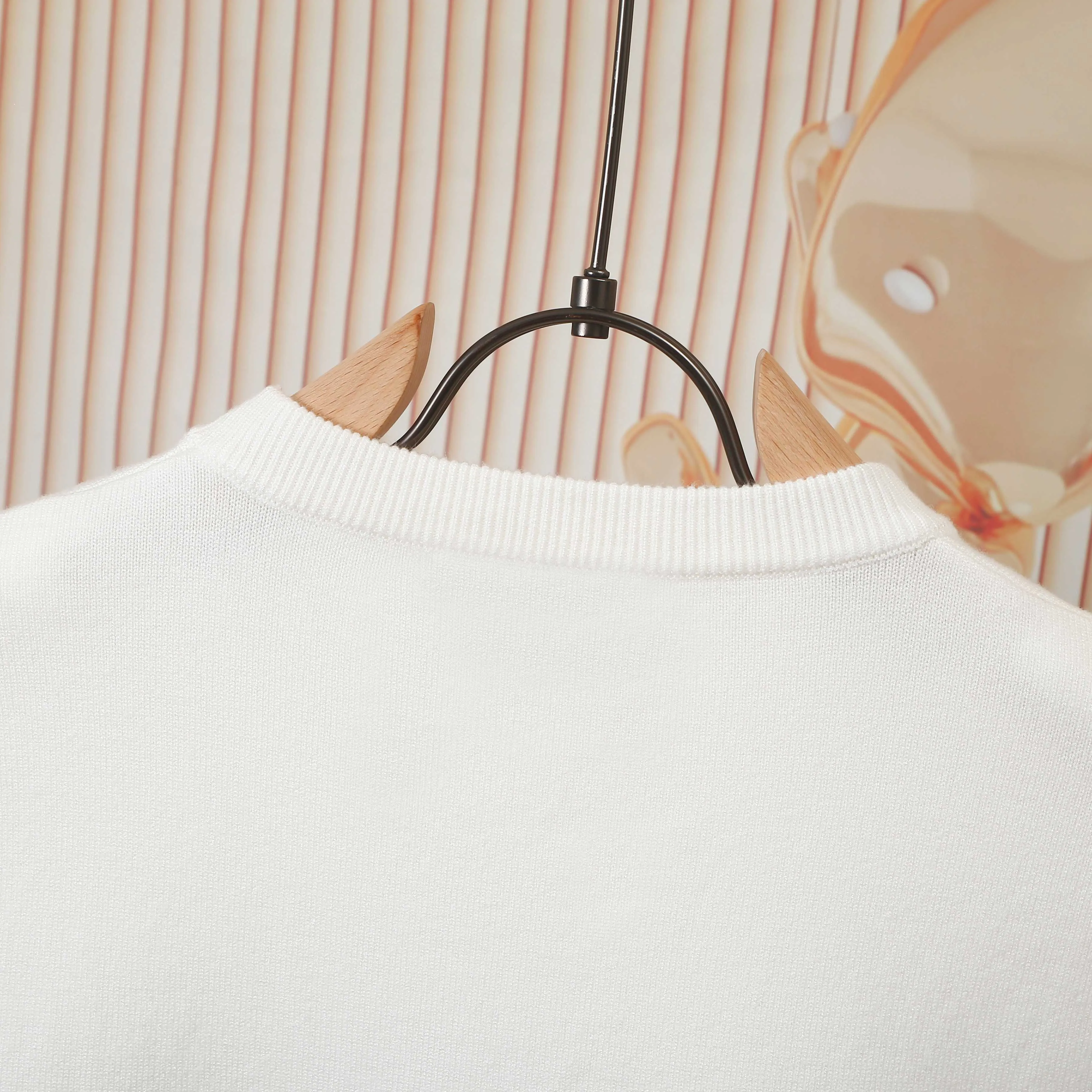 🅿️250 DIOR High-quality classic jacquard knitted sweater casual top for couples Dior classic series Exquisite and delicate craftsmanship The fabric is silky and super breathable, comfortable to the touch, high-grade and supple. Spun knitted elastic fabric is light and breathable without any sense of restraint. It is very youthful and energetic. Both men and women can easily control it. It is very in line with the fashion aesthetic concept of today's young people. The wearing effect is invincible, beautiful and handsome. A must-have for autumn and winter couples. Complete three standards. Same style for men and women. Model D8933 Color: Black White Size: S M L XL