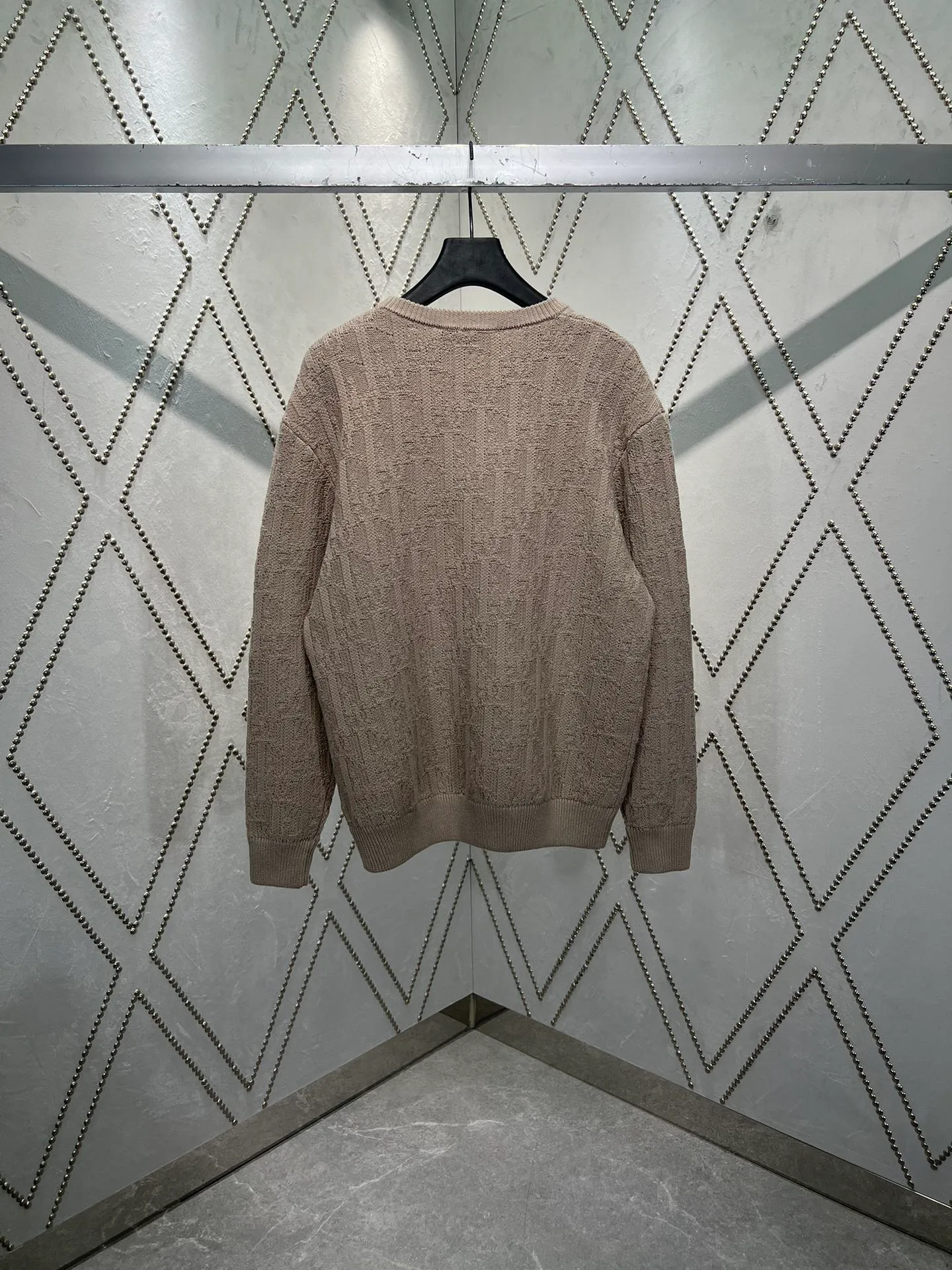 🅿️500 Dior 24ss new sweater highlights Dior’s classic Oblique print. Crafted from khaki cotton-blend jacquard in an oversized fit with ribbed details at the collar, cuffs and hem. Decorated with a tonal printed pattern throughout, subtle details enhance the style. Size: S.M.L.XL.