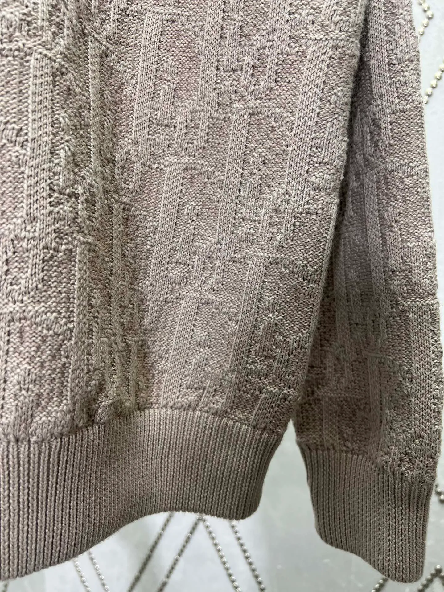 🅿️500 Dior 24ss new sweater highlights Dior’s classic Oblique print. Crafted from khaki cotton-blend jacquard in an oversized fit with ribbed details at the collar, cuffs and hem. Decorated with a tonal printed pattern throughout, subtle details enhance the style. Size: S.M.L.XL.