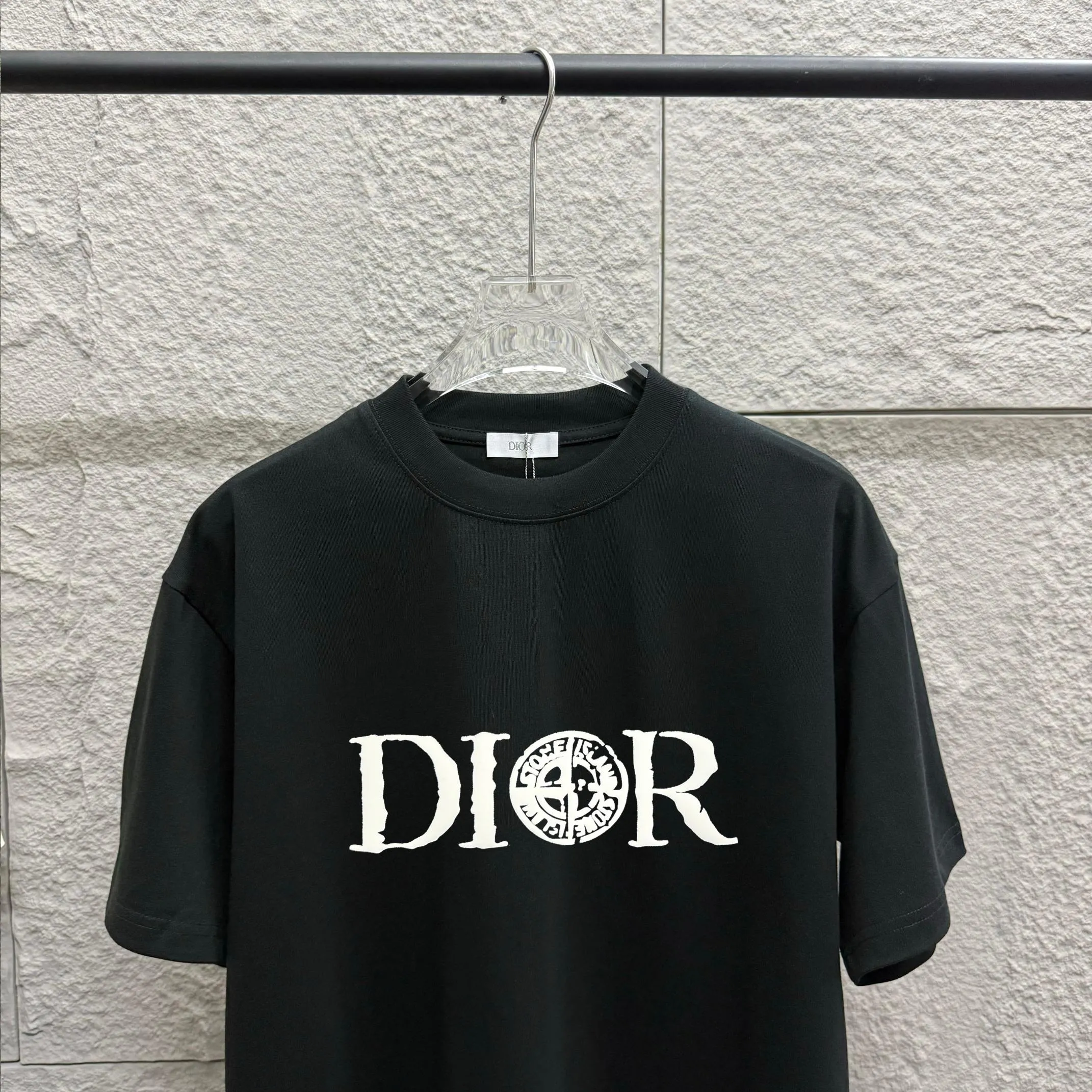 🅿️180 Dio* Dior* 2025 spring and summer new style Classic simple black and white letters Three-dimensional foaming technology Customized double-yarn plain cotton fabric Short-sleeved T-shirt Unisex Color: Black White Size: S (90-130 catties) M (120-150 catties) L (140-165 catties) XL (160-180 catties) XXL (180-210 pounds)