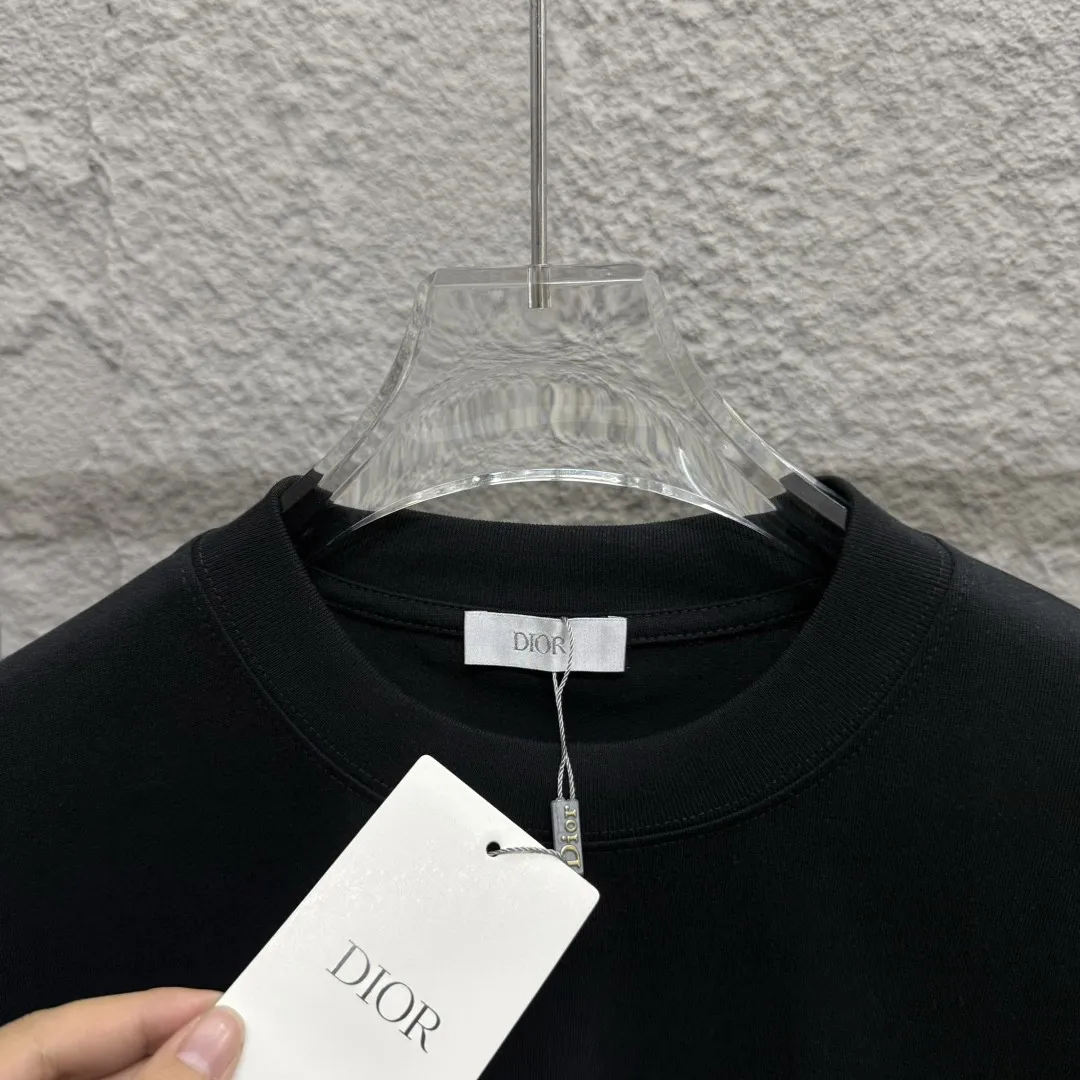 🅿️180 Dio* Dior* 2025 spring and summer new style Classic simple black and white letters Three-dimensional foaming technology Customized double-yarn plain cotton fabric Short-sleeved T-shirt Unisex Color: Black White Size: S (90-130 catties) M (120-150 catties) L (140-165 catties) XL (160-180 catties) XXL (180-210 pounds)