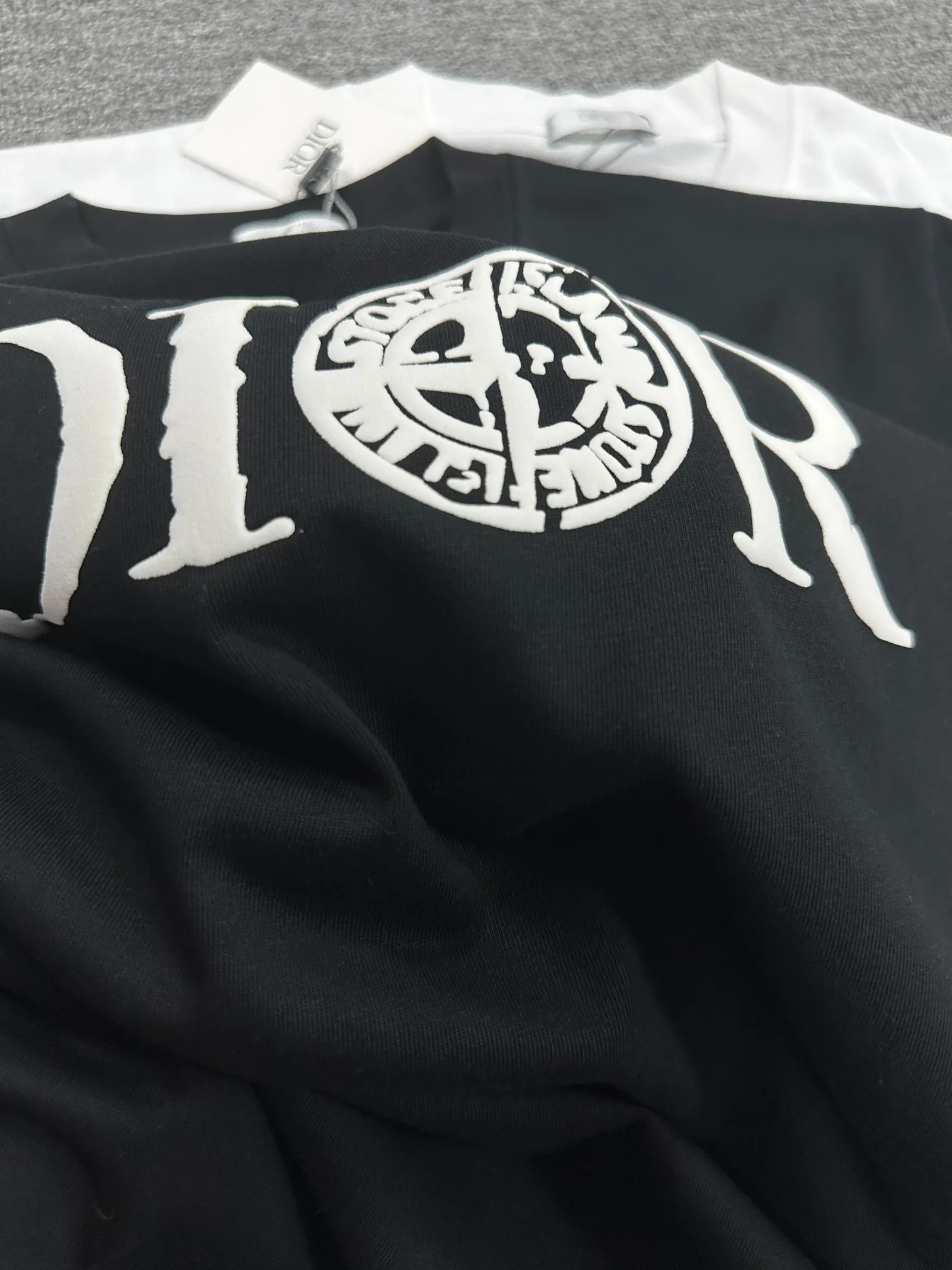 🅿️180 Dio* Dior* 2025 spring and summer new style Classic simple black and white letters Three-dimensional foaming technology Customized double-yarn plain cotton fabric Short-sleeved T-shirt Unisex Color: Black White Size: S (90-130 catties) M (120-150 catties) L (140-165 catties) XL (160-180 catties) XXL (180-210 pounds)