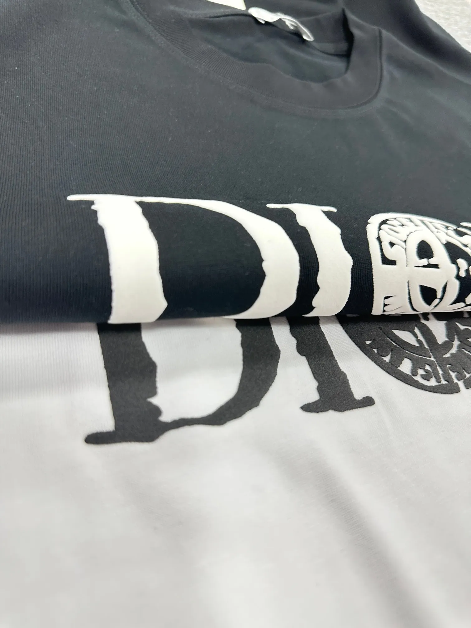 🅿️180 Dio* Dior* 2025 spring and summer new style Classic simple black and white letters Three-dimensional foaming technology Customized double-yarn plain cotton fabric Short-sleeved T-shirt Unisex Color: Black White Size: S (90-130 catties) M (120-150 catties) L (140-165 catties) XL (160-180 catties) XXL (180-210 pounds)
