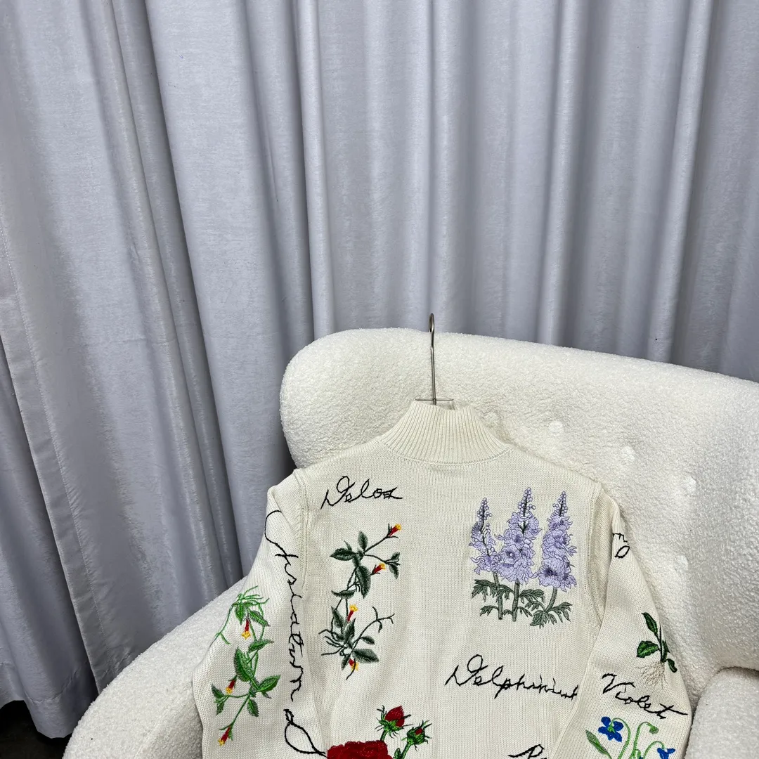 🅿️630 DIOR D*R autumn and winter new style 🍂Garden Story🥀Knitted polo collar sweater with heavy flower color embroidery, fully hand-made embroidery with complex craftsmanship, classic letter logo embroidery embellishment on the back, exquisite heavy work, fashionable and high-end versatile 50% wool blended wool, soft and waxy to the touch, gentle and tough knitted beauty, complete with three labels, it is recommended to hand wash