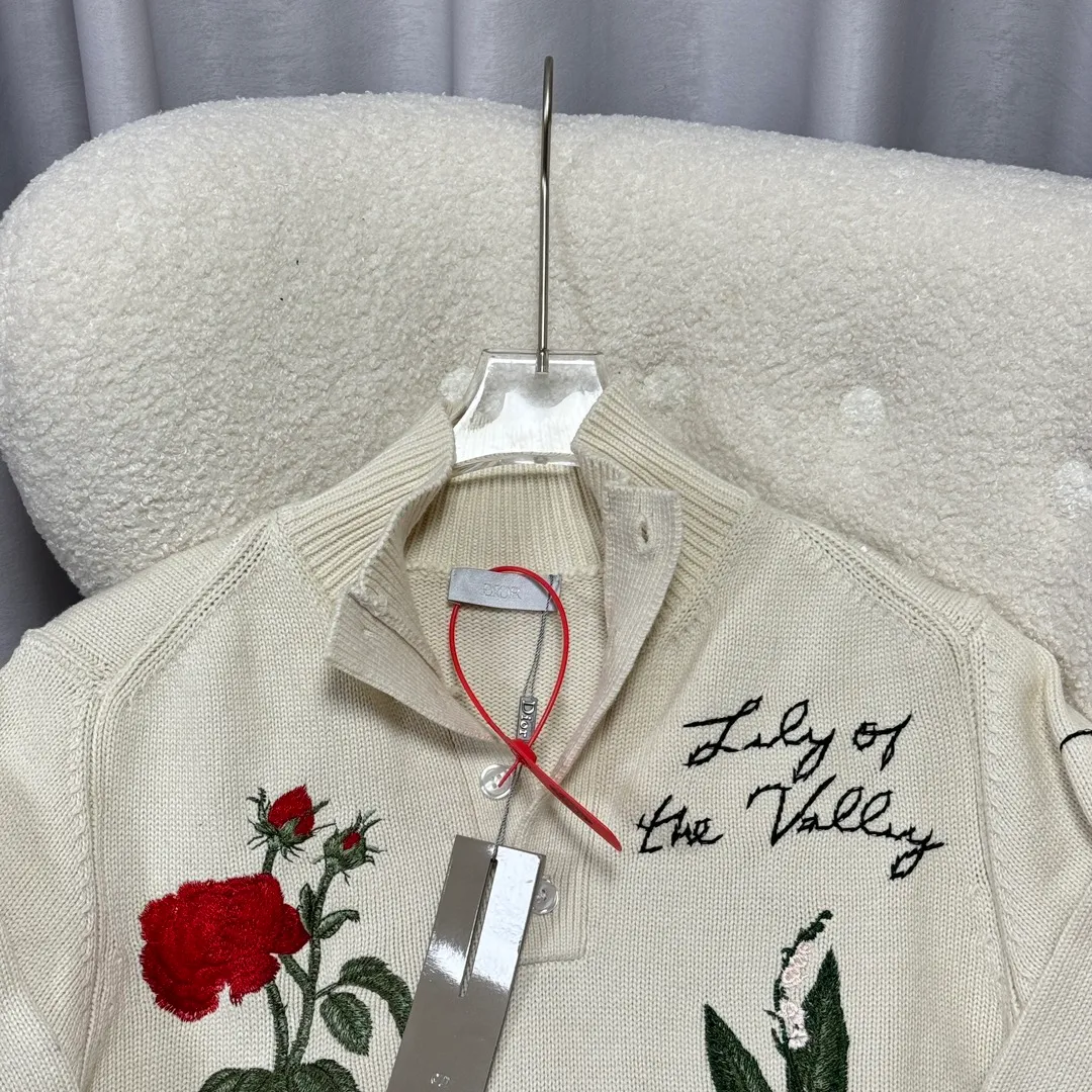 🅿️630 DIOR D*R autumn and winter new style 🍂Garden Story🥀Knitted polo collar sweater with heavy flower color embroidery, fully hand-made embroidery with complex craftsmanship, classic letter logo embroidery embellishment on the back, exquisite heavy work, fashionable and high-end versatile 50% wool blended wool, soft and waxy to the touch, gentle and tough knitted beauty, complete with three labels, it is recommended to hand wash