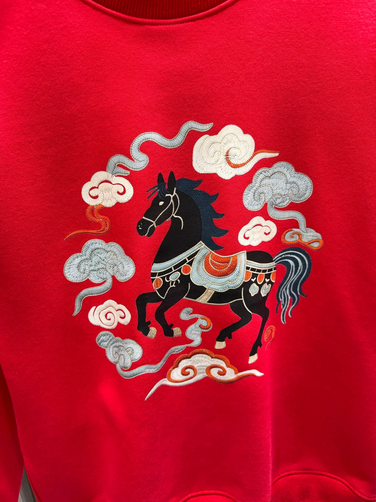 🅿️250 🀄️ DIOR Dior D*I 2026 New Year's red printed sweatshirt shows a multi-innovation trend. 400 pure cotton ➕ silver fox velvet deeply integrates traditional craftsmanship and modern design. Layered collage becomes the highlight in pattern design. For example, folk totems and abstract geometric figures are cleverly superimposed to create a story-telling visual effect. Artistic vine elements are also widely used. Winding lines grow freely on the clothing, creating a natural and lively atmosphere. In terms of embroidery technology, Jiahe's custom-developed hand-embroidered washing process makes embroidered short-sleeves more suitable for modern life. In terms of style, there are new Chinese-style Hunan embroidery short-sleeves, which use delicate line drawing to outline the artistic conception and show oriental charm. There are also Miu-style short-sleeves that use asymmetrical tailoring and unique printing to blend sweetness and coolness to meet the needs of different occasions.