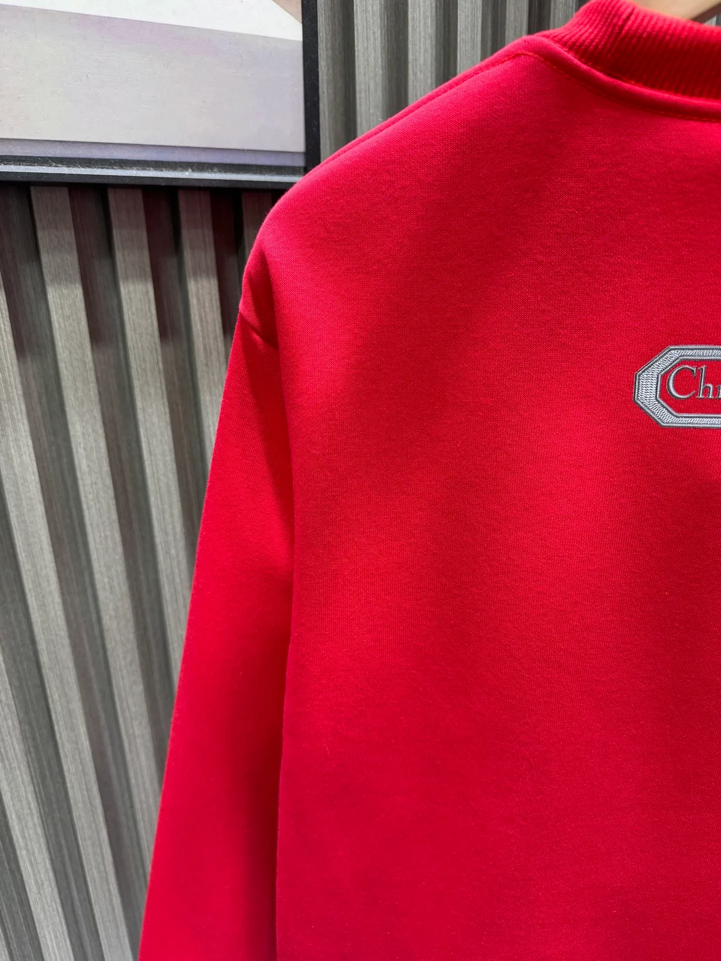 🅿️250 🀄️ DIOR Dior D*I 2026 New Year's red printed sweatshirt shows a multi-innovation trend. 400 pure cotton ➕ silver fox velvet deeply integrates traditional craftsmanship and modern design. Layered collage becomes the highlight in pattern design. For example, folk totems and abstract geometric figures are cleverly superimposed to create a story-telling visual effect. Artistic vine elements are also widely used. Winding lines grow freely on the clothing, creating a natural and lively atmosphere. In terms of embroidery technology, Jiahe's custom-developed hand-embroidered washing process makes embroidered short-sleeves more suitable for modern life. In terms of style, there are new Chinese-style Hunan embroidery short-sleeves, which use delicate line drawing to outline the artistic conception and show oriental charm. There are also Miu-style short-sleeves that use asymmetrical tailoring and unique printing to blend sweetness and coolness to meet the needs of different occasions.