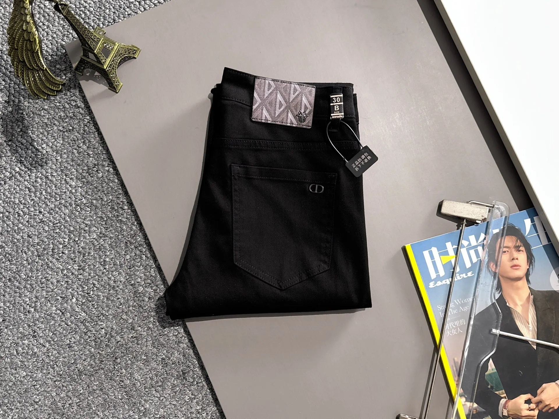 🅿️380 Dior's new 2025 four-season hot brick pocket slim-fit jeans trousers are woven from imported Japanese Denim plain cotton denim fabrics. They are complete with three labels, simple yet elegant, soft, delicate and comfortable, and the upper body is versatile and fashionable! Light luxury, a must-have item for daily commuting! Code number: 28-40 (please state your height and weight when placing an order)