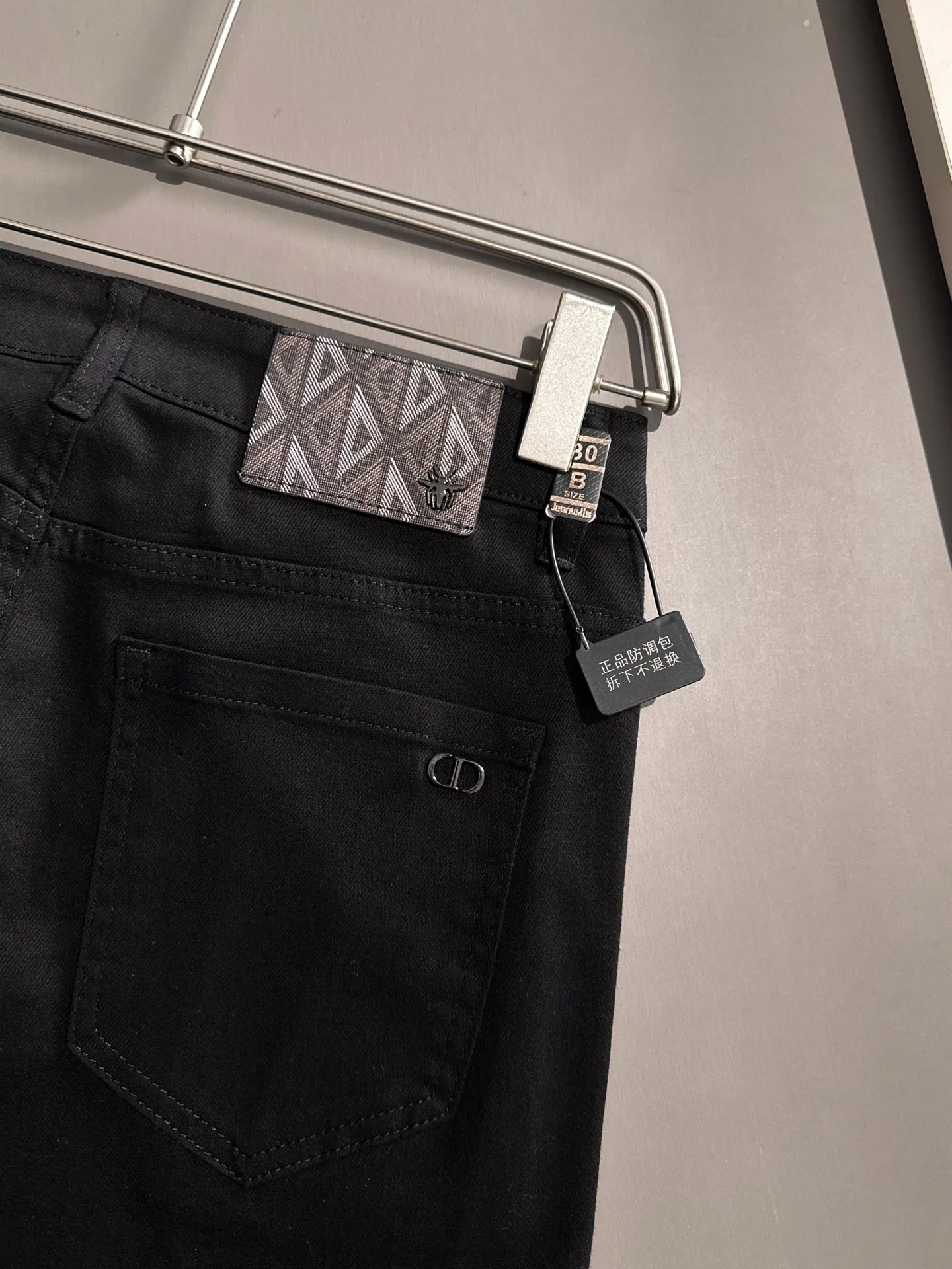 🅿️380 Dior's new 2025 four-season hot brick pocket slim-fit jeans trousers are woven from imported Japanese Denim plain cotton denim fabrics. They are complete with three labels, simple yet elegant, soft, delicate and comfortable, and the upper body is versatile and fashionable! Light luxury, a must-have item for daily commuting! Code number: 28-40 (please state your height and weight when placing an order)