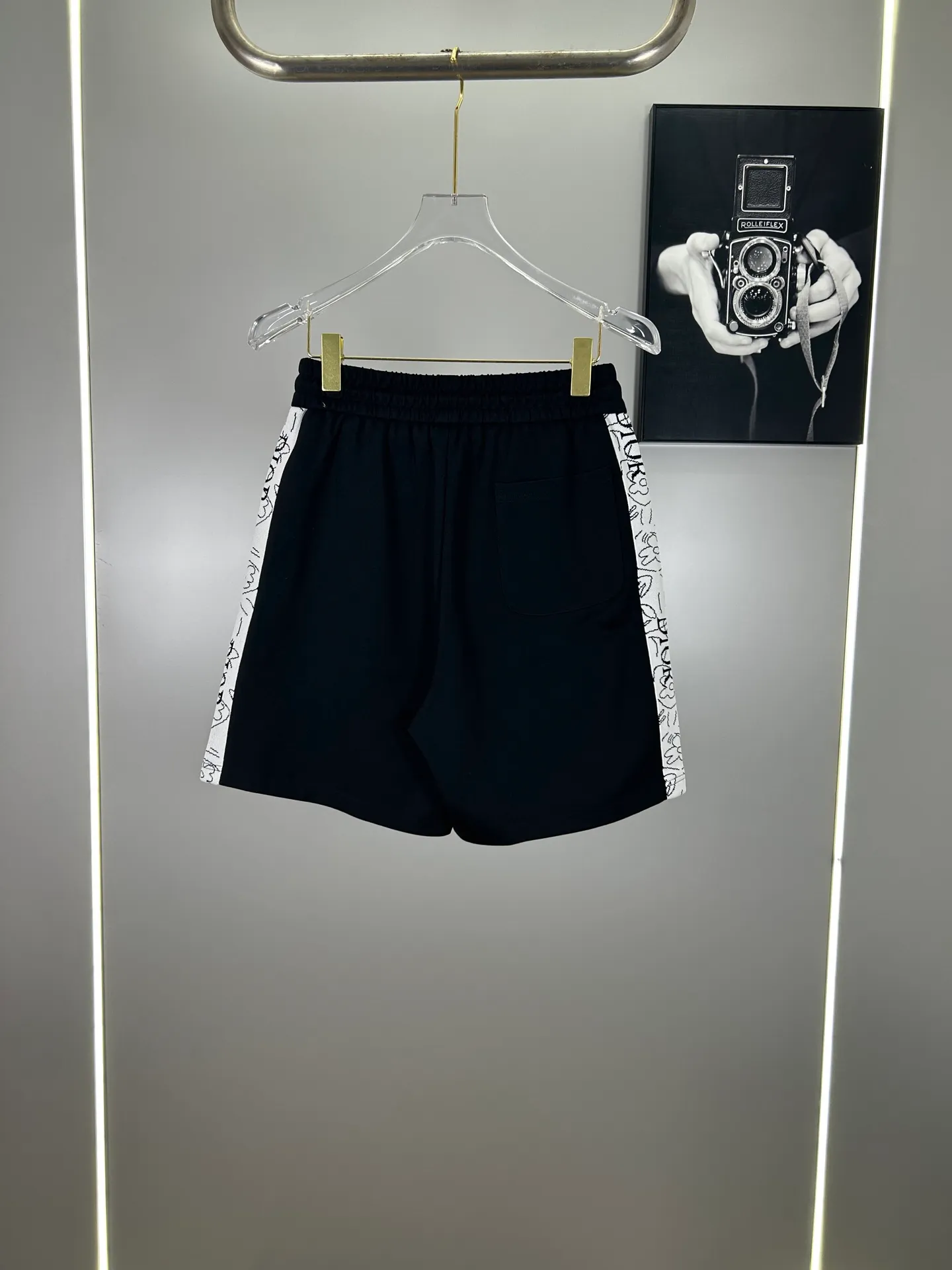 🅿️240 (high-end original specification version) Dior 2025ss trade channel goods. Ribbon casual sports shorts are an irresistible classic style with a casual and fashionable touch. Simplified proportional tailoring creates a casual and versatile fit. The customer-supplied high-density 400g fabric is different from traditional knitted cotton fabrics. It feels soft and delicate, has a better texture, is comfortable and skin-friendly, anti-wrinkle and breathable. Modern classic urban benchmark with a new image. The drawstring waist design highlights the charm of sports and leisure. It shows the youthful and exuberant expression. Lazy and sexy... Size: S--XXL