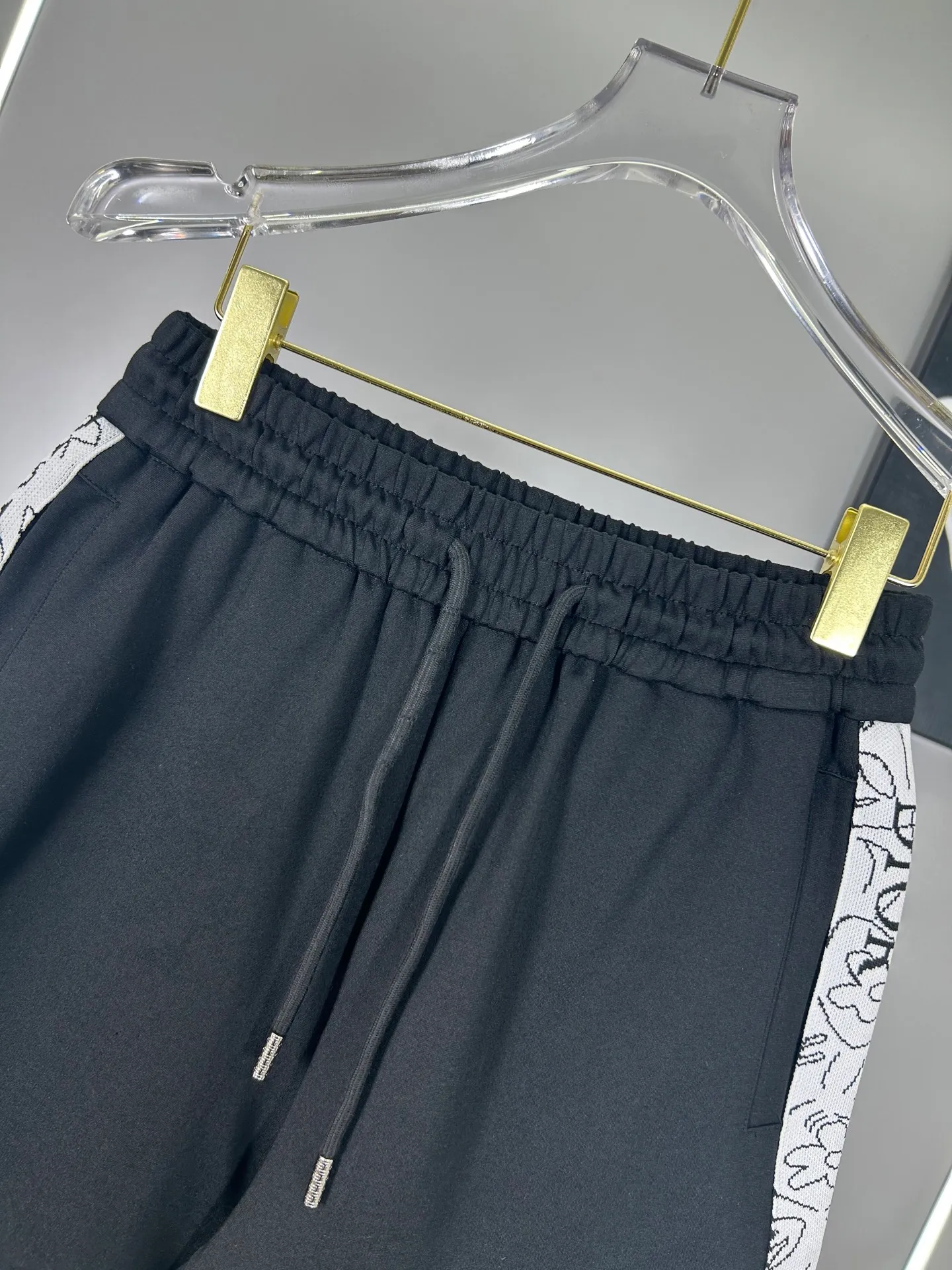 🅿️240 (high-end original specification version) Dior 2025ss trade channel goods. Ribbon casual sports shorts are an irresistible classic style with a casual and fashionable touch. Simplified proportional tailoring creates a casual and versatile fit. The customer-supplied high-density 400g fabric is different from traditional knitted cotton fabrics. It feels soft and delicate, has a better texture, is comfortable and skin-friendly, anti-wrinkle and breathable. Modern classic urban benchmark with a new image. The drawstring waist design highlights the charm of sports and leisure. It shows the youthful and exuberant expression. Lazy and sexy... Size: S--XXL