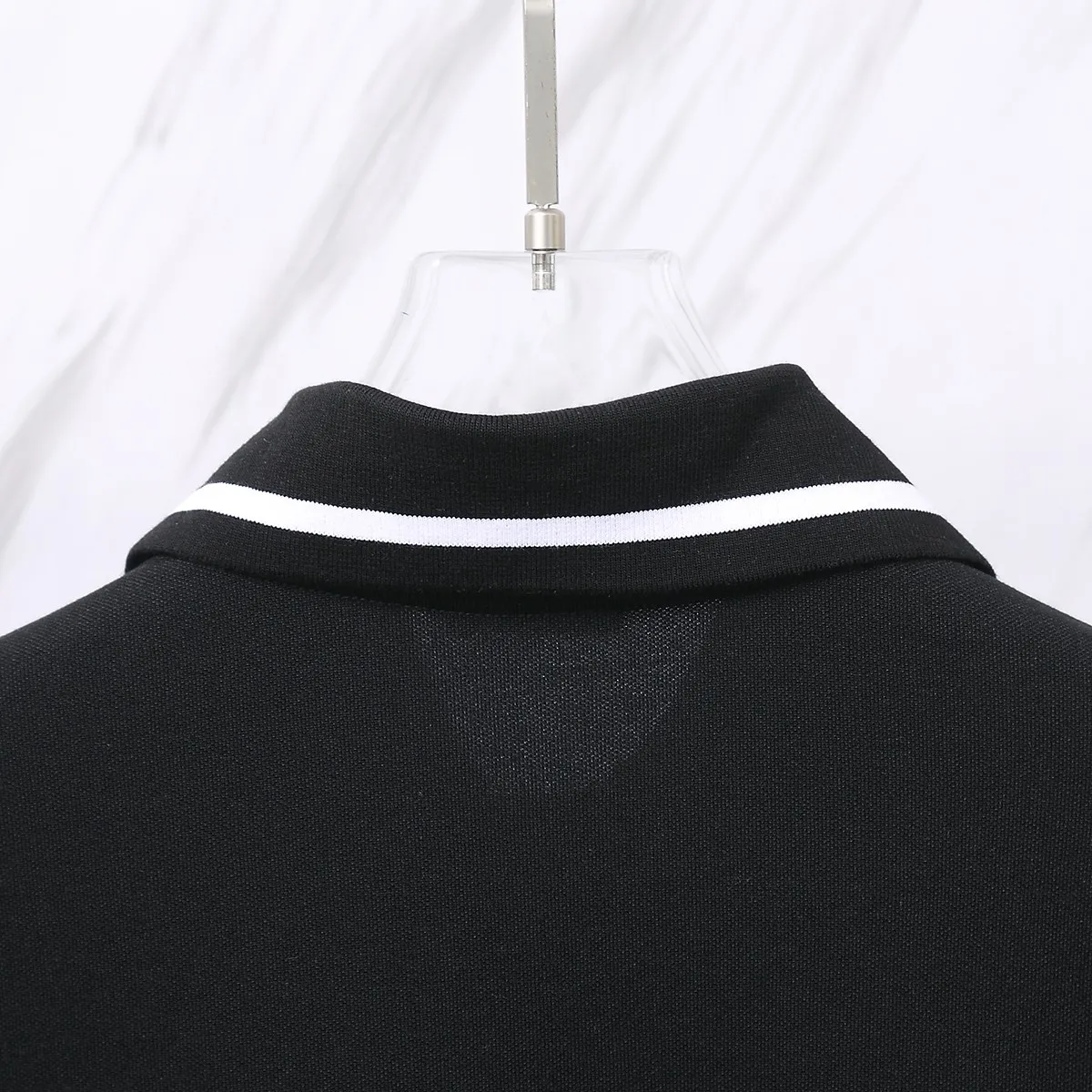 🅿️190 Item No. D41 (Dior classic little bee embroidered logo POLO shirt) Dior Dior 24ss new little bee letter embroidered logo lapel Polo shirt short-sleeved T-shirt. The counter restores the top replica for men and women. The own factory style is very good, business commuting, classic POLO lapel design, the classic small logo embroidery design on the chest highlights personality, making the entire line smoother, the most classic evergreen small logo design Exquisite embroidered logo design on the chest, pure cotton texture that is skin-friendly and comfortable. Suitable for both business and leisure. The piqué cotton fabric is more breathable and dry than ordinary knitted fabrics. 3D three-dimensional tailoring technology, the upper body is three-dimensional. The embroidery on the chest is full of details, and the embroidery with thousands of needles is three-dimensional and full. It is made of 240 grams of pure cotton piqué cotton fabric and customized buttons. Top quality product. Color: Black Size: S/M/L/XL