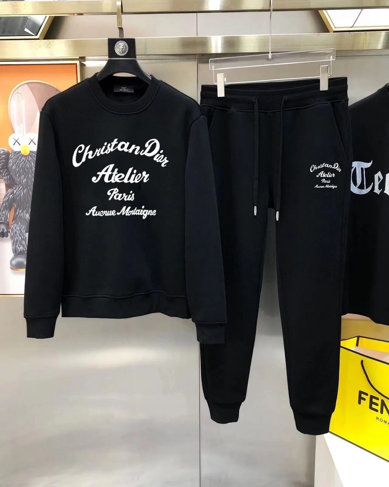 🅿️380 direct batch [DIOR Dior] (Fat Man Gospel) hot-selling suit is coming. Focus on the original version of the official website. 2025 new hot-selling sweatshirt suit. The original order is the best. 🇭🇰The meticulous work of top designers. Just for a fitting and perfect upper body effect. All-natural high-quality Roman cotton 100%, close-fitting comfort, noble and elegant! Original hardware embodies elegance and nobility! Counter size: M-5XL (maximum wear up to 220 pounds)