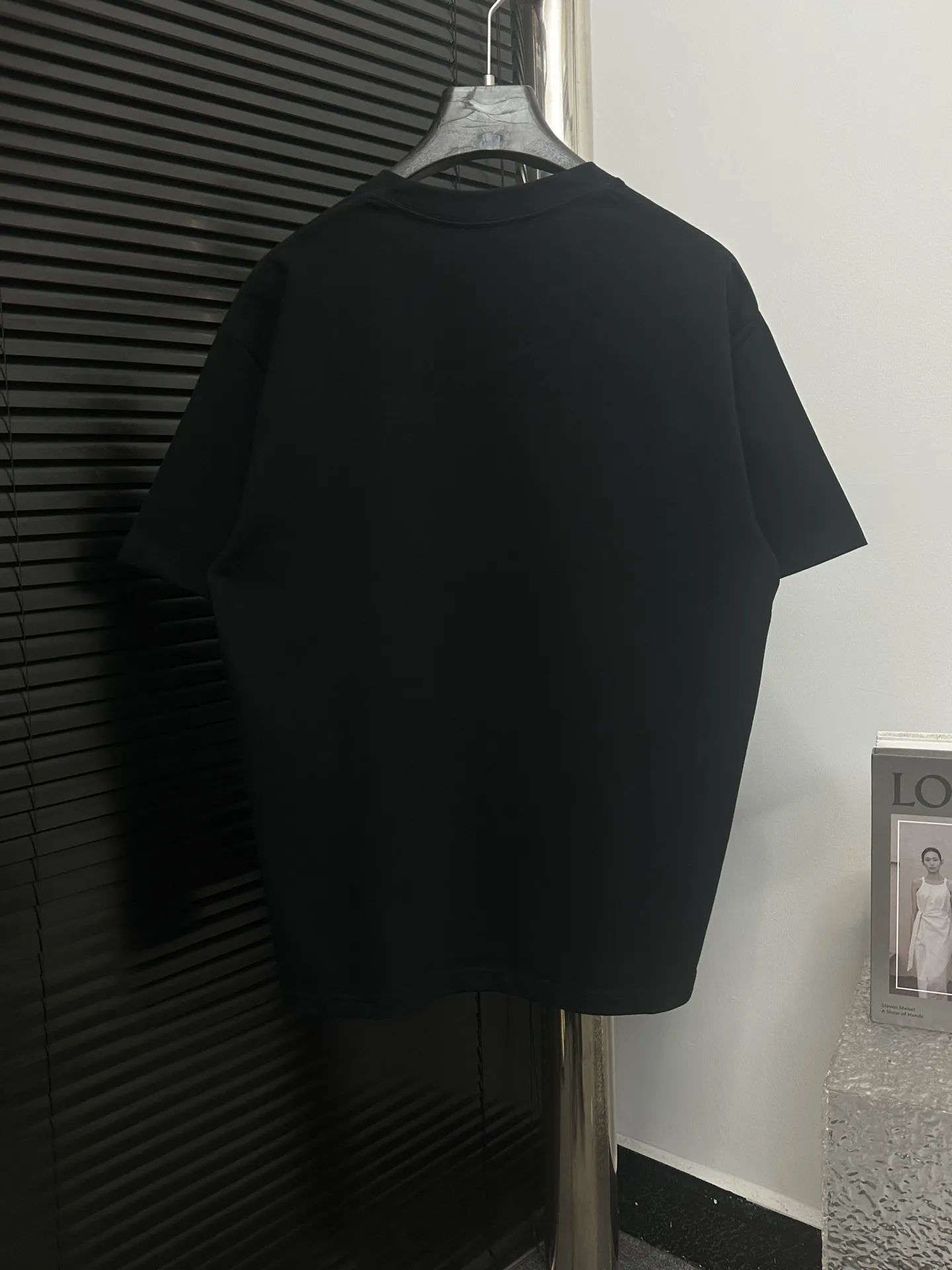 🅿️170 [dior] Dior 25ss letter burst sponge short sleeves. Customized 280g same vat dyed fabric. Very comfortable to the touch. The latest brick cabinet in spring and summer is fashionable and versatile. It is very suitable for both men and women. A must-have hangtag. Collar label. Washed wheat three labels are complete. Color: black white. Size: S-XL.