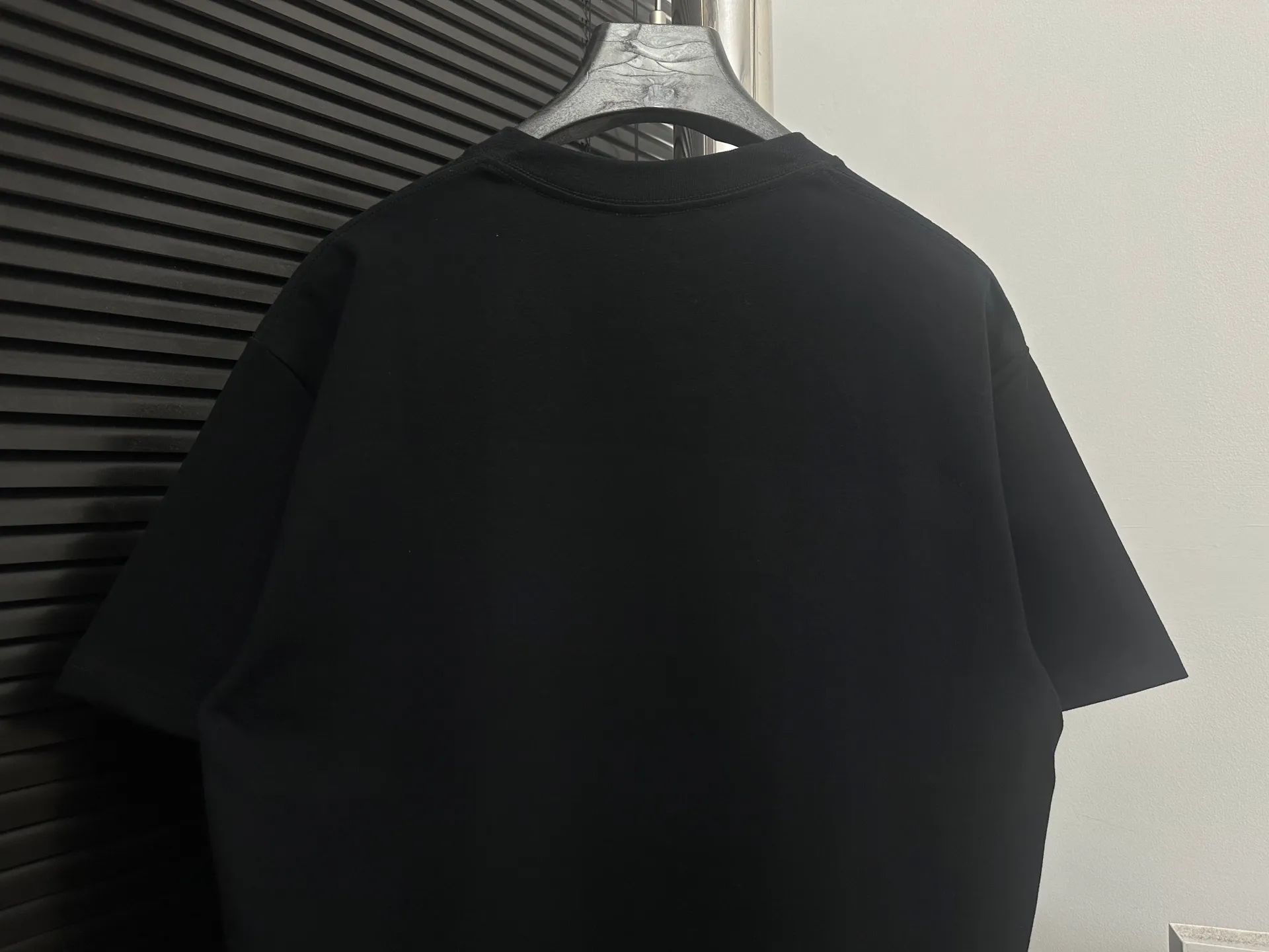 🅿️170 [dior] Dior 25ss letter burst sponge short sleeves. Customized 280g same vat dyed fabric. Very comfortable to the touch. The latest brick cabinet in spring and summer is fashionable and versatile. It is very suitable for both men and women. A must-have hangtag. Collar label. Washed wheat three labels are complete. Color: black white. Size: S-XL.